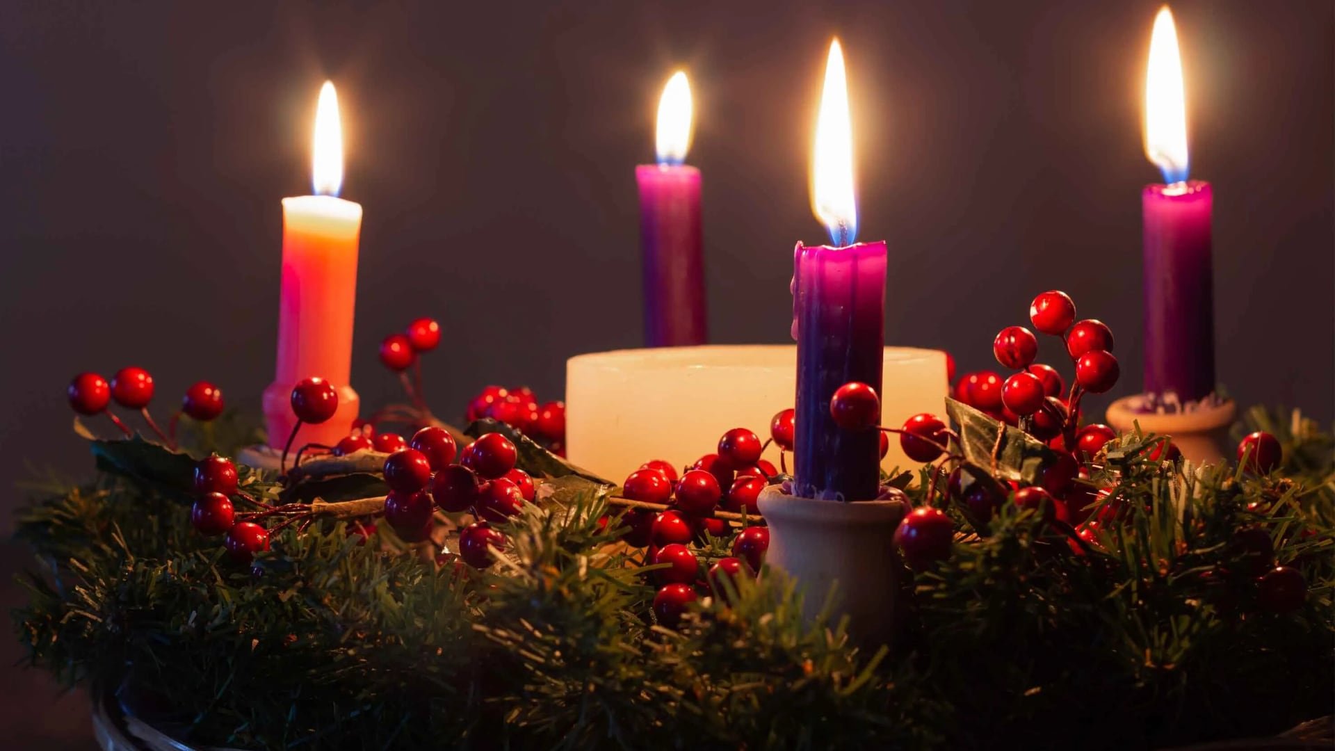 La seguridad en el uso de velas y la opción de luces LED son claves para adaptar la corona de Adviento a hogares con niños y mascotas
(Créditos: X/luissanchezal)