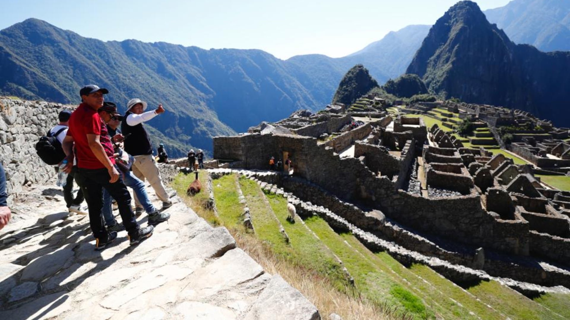 Paisaje de Cusco con montañas y construcciones antiguas.