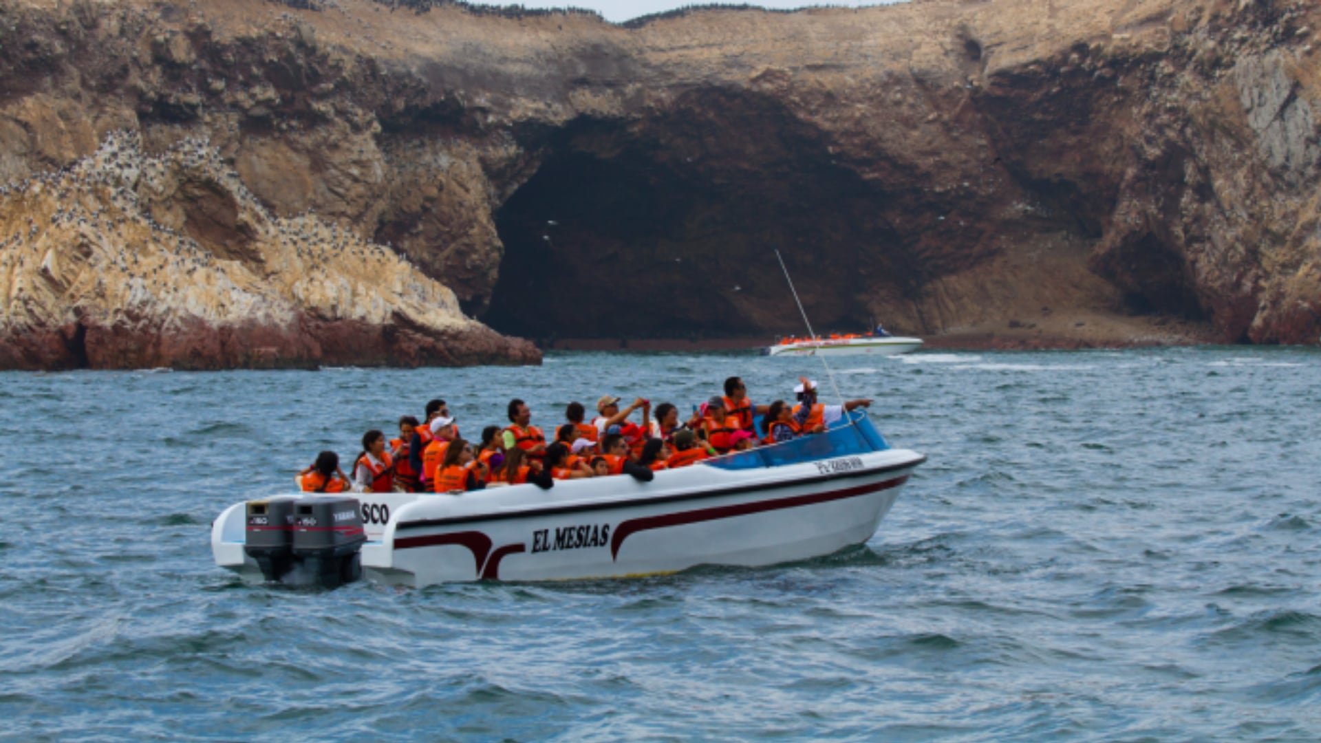 Turistas disfrutando de un paisaje en Perú.