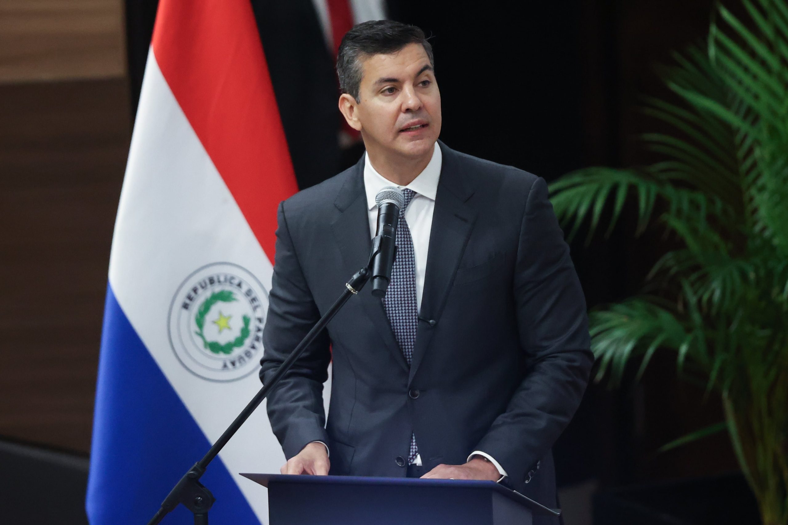 Santiago Peña presidió el acto de inauguración del Puente de la Integración y destacó su importancia para el desarrollo y la conectividad de Paraguay (EFE)