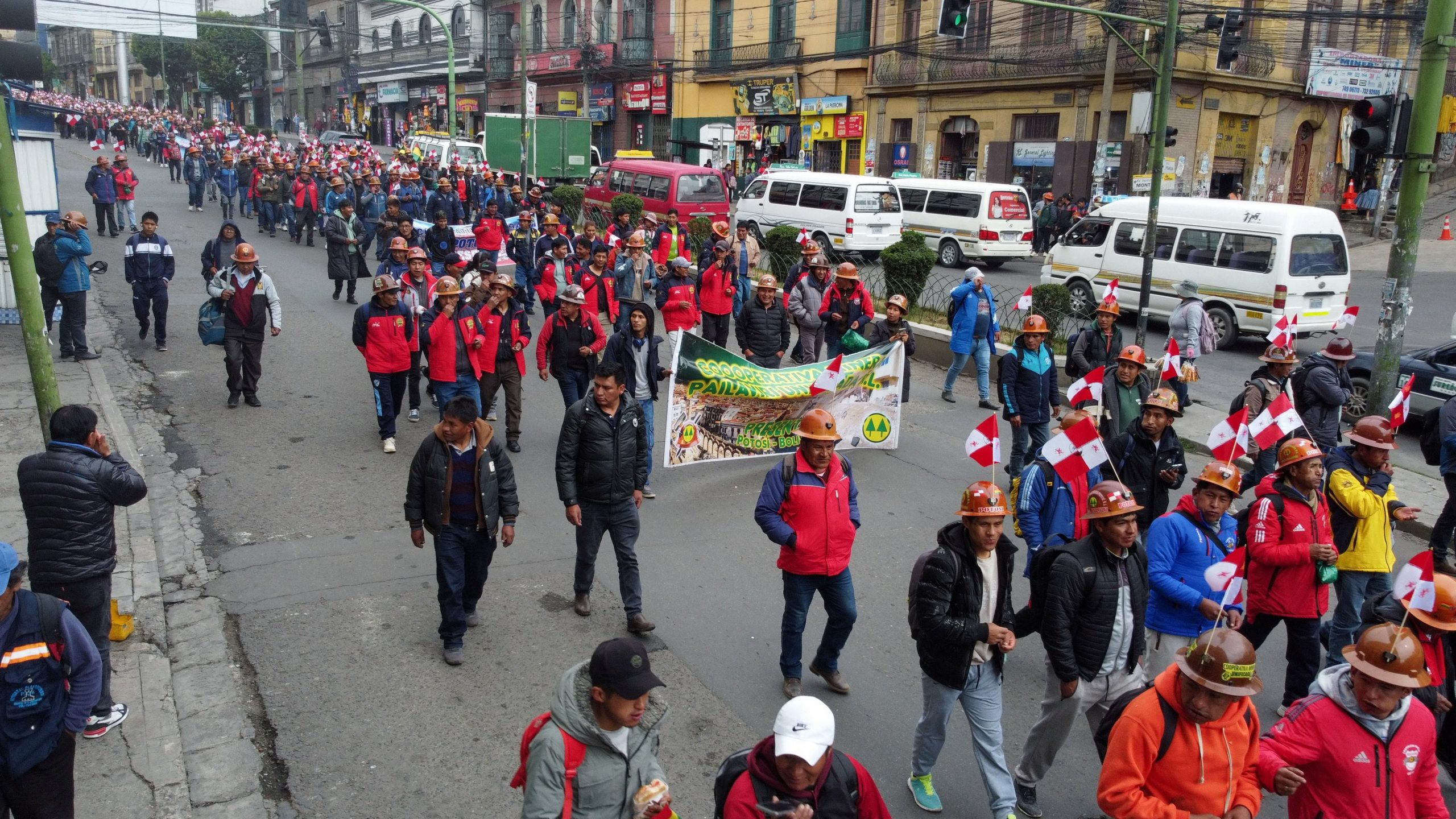 Una vista aérea tomada por un dron muestra a mineros en huelga que protestan contra la decisión del gobierno boliviano de levantar los subsidios a los combustibles, lo que elevó los precios del diésel y la gasolina, en La Paz, Bolivia, el 22 de diciembre de 2025. (REUTERS/Claudia Morales)