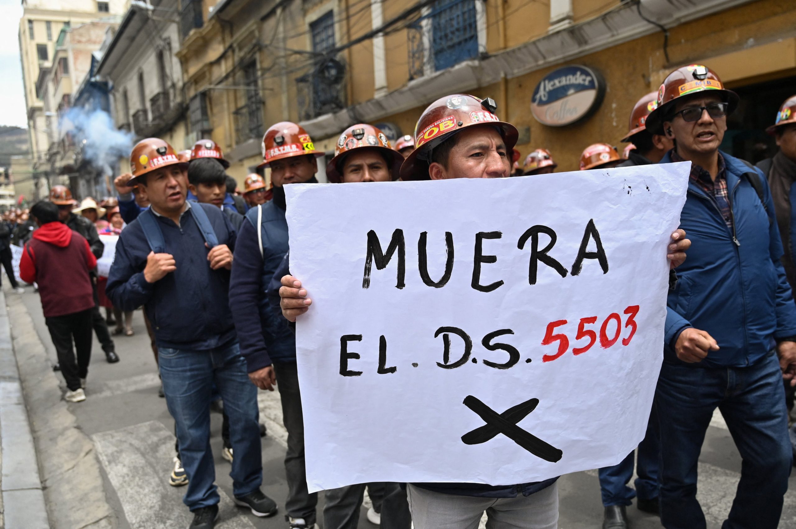 Mineros afiliados a la Central Obrera Boliviana (COB), sindicalizados y pertenecientes a otras organizaciones sociales protestando. (REUTERS/Claudia Morales)