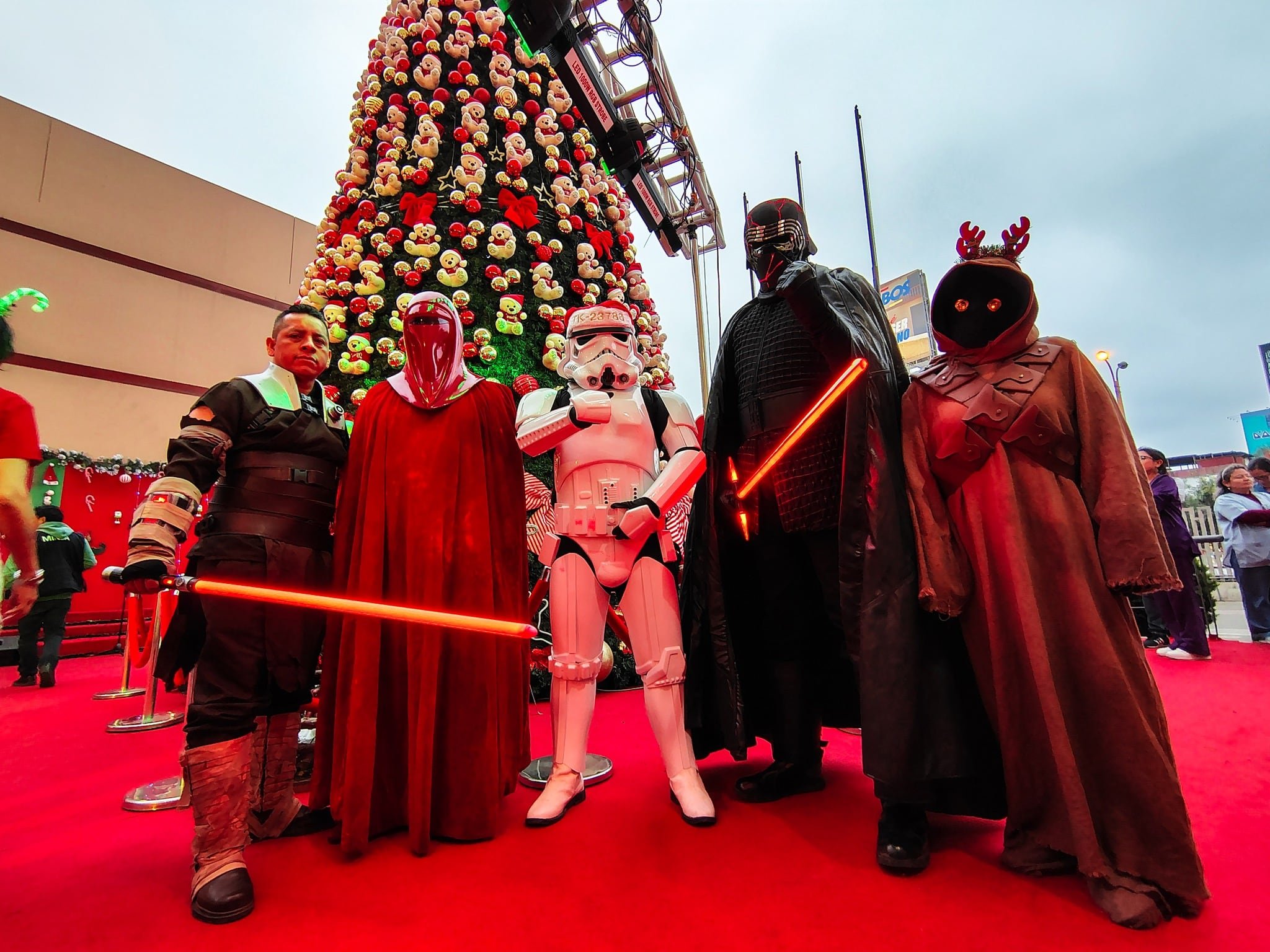 El encendido del árbol navideño reunió a pacientes, familiares y médicos junto a los personajes de Star Wars, quienes llenaron de esperanza y alegría el inicio de la campaña. Foto: Legión 501 Garrison
