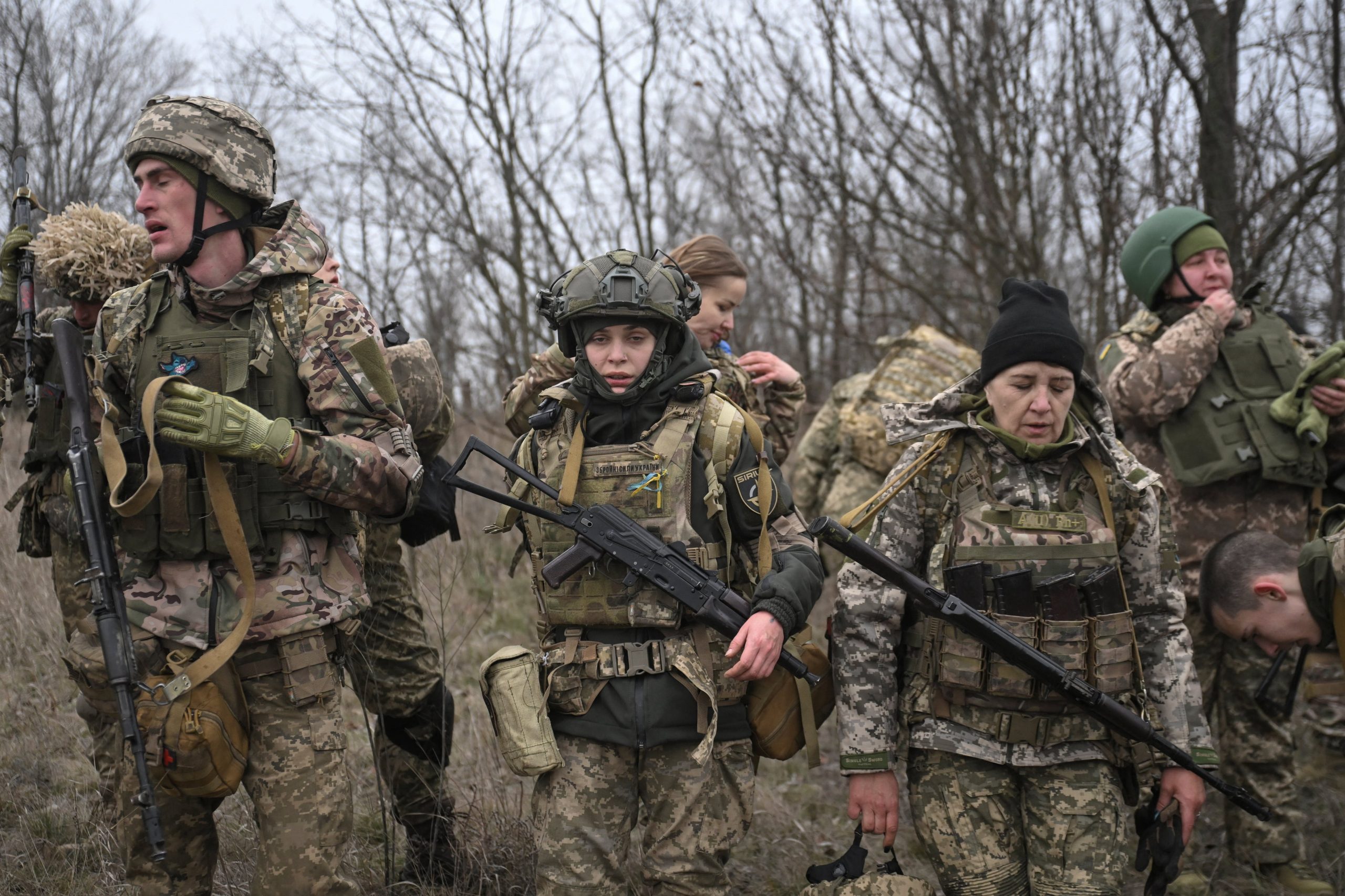 Reclutas de la 118.a Brigada Mecanizada Separada de las Fuerzas Armadas de Ucrania descansan después de sus primeros ejercicios militares en un campo de entrenamiento, en medio del ataque de Rusia a Ucrania, en la región de Zaporizhia, Ucrania, el 30 de noviembre de 2025. REUTERS/Stringer
