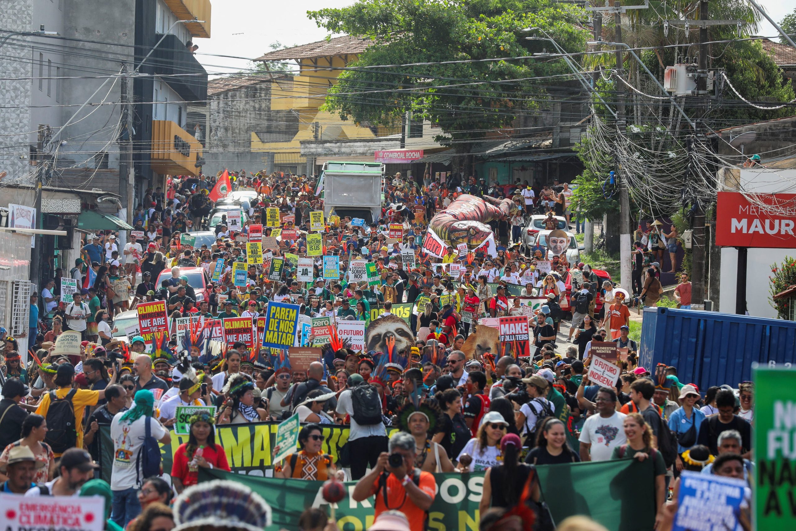 Indígenas asisten a una protesta para pedir justicia climática y protección territorial durante la Conferencia de las Naciones Unidas sobre el Cambio Climático (COP30), en Belén, Brasil, 17 de noviembre de 2025.  REUTERS/Anderson Coelho
