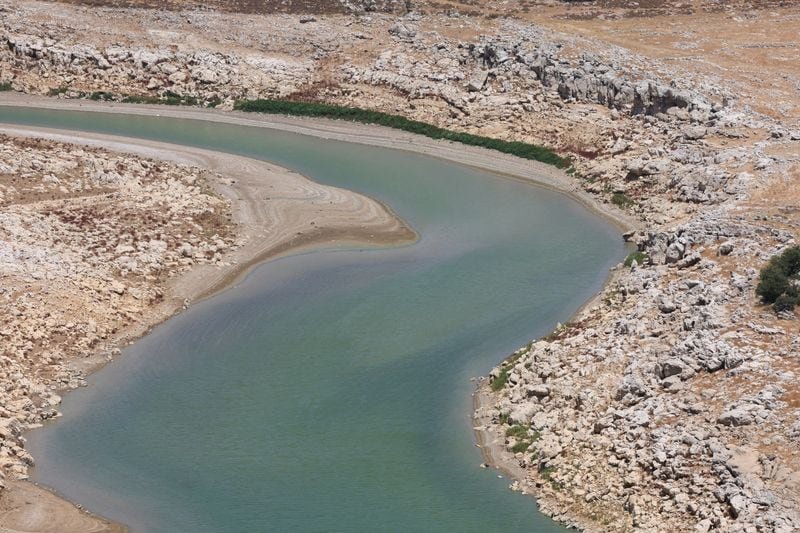 Vista del lago Qaraoun, el mayor embalse del Líbano, que sufre sequía, según la Autoridad Nacional del río Litani, cerca del pueblo de Qaraoun, Líbano, el 9 de julio de 2025. (REUTERS/Aziz Taher)