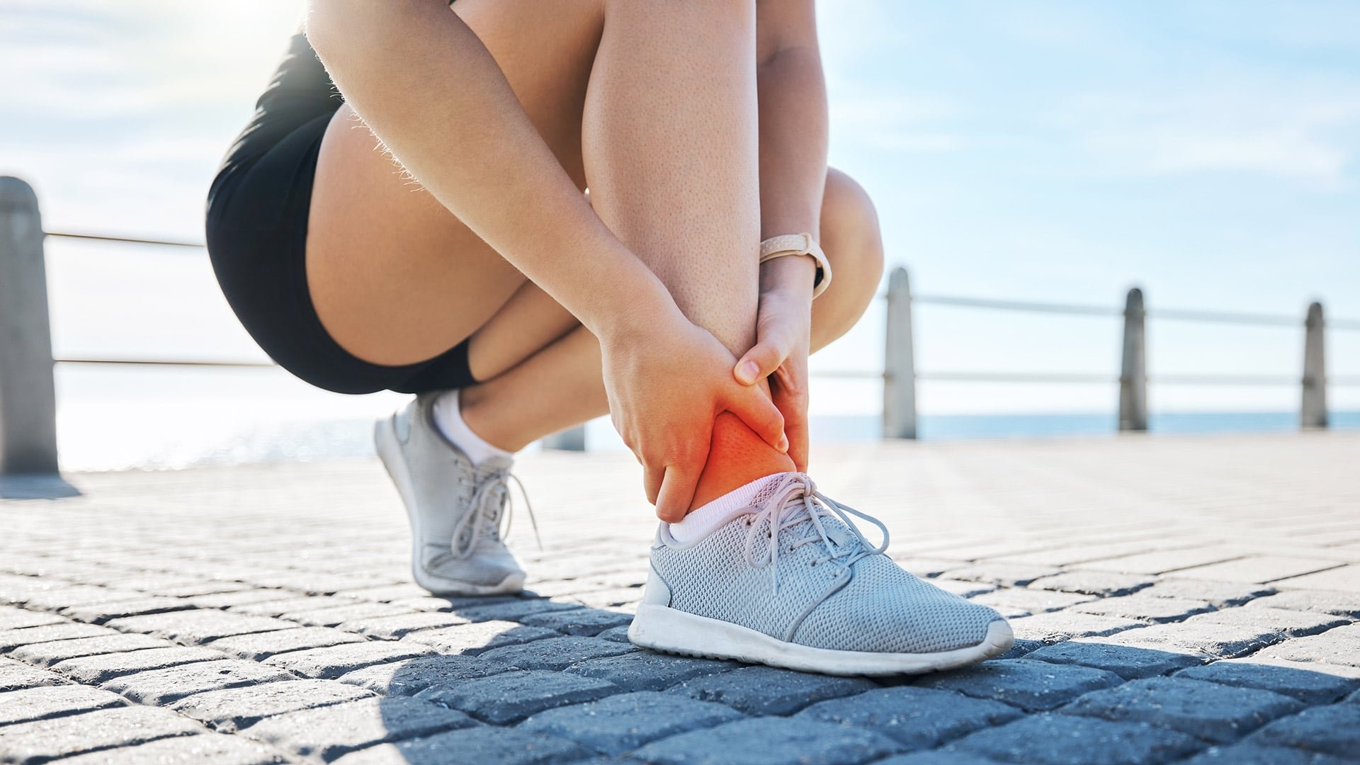 Especialistas en medicina deportiva destacaron que el entrenamiento cruzado reduce el riesgo de lesiones por sobreuso en corredores (Crédito: Freepik)