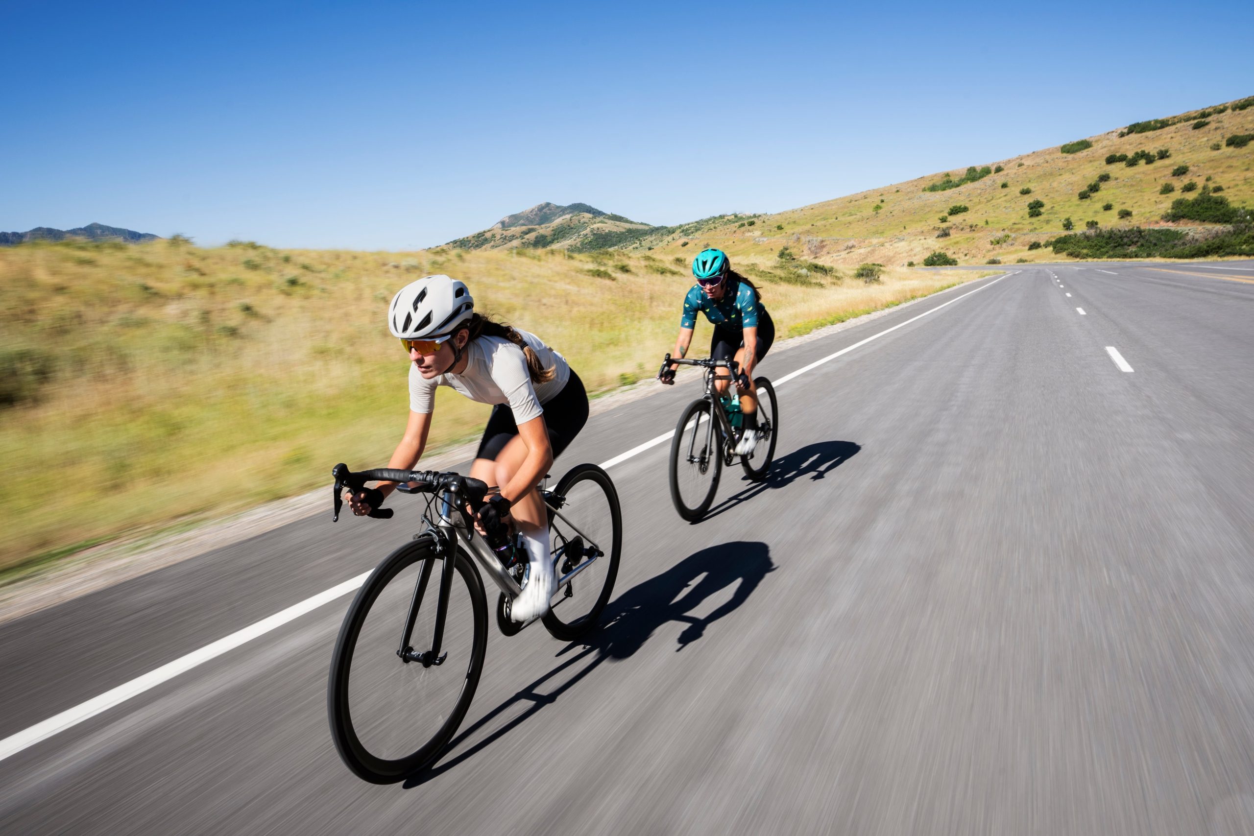 La práctica regular de ciclismo favorece la fuerza muscular, la flexibilidad y el equilibrio, beneficiando la postura y el control corporal (Crédito: Freepik)