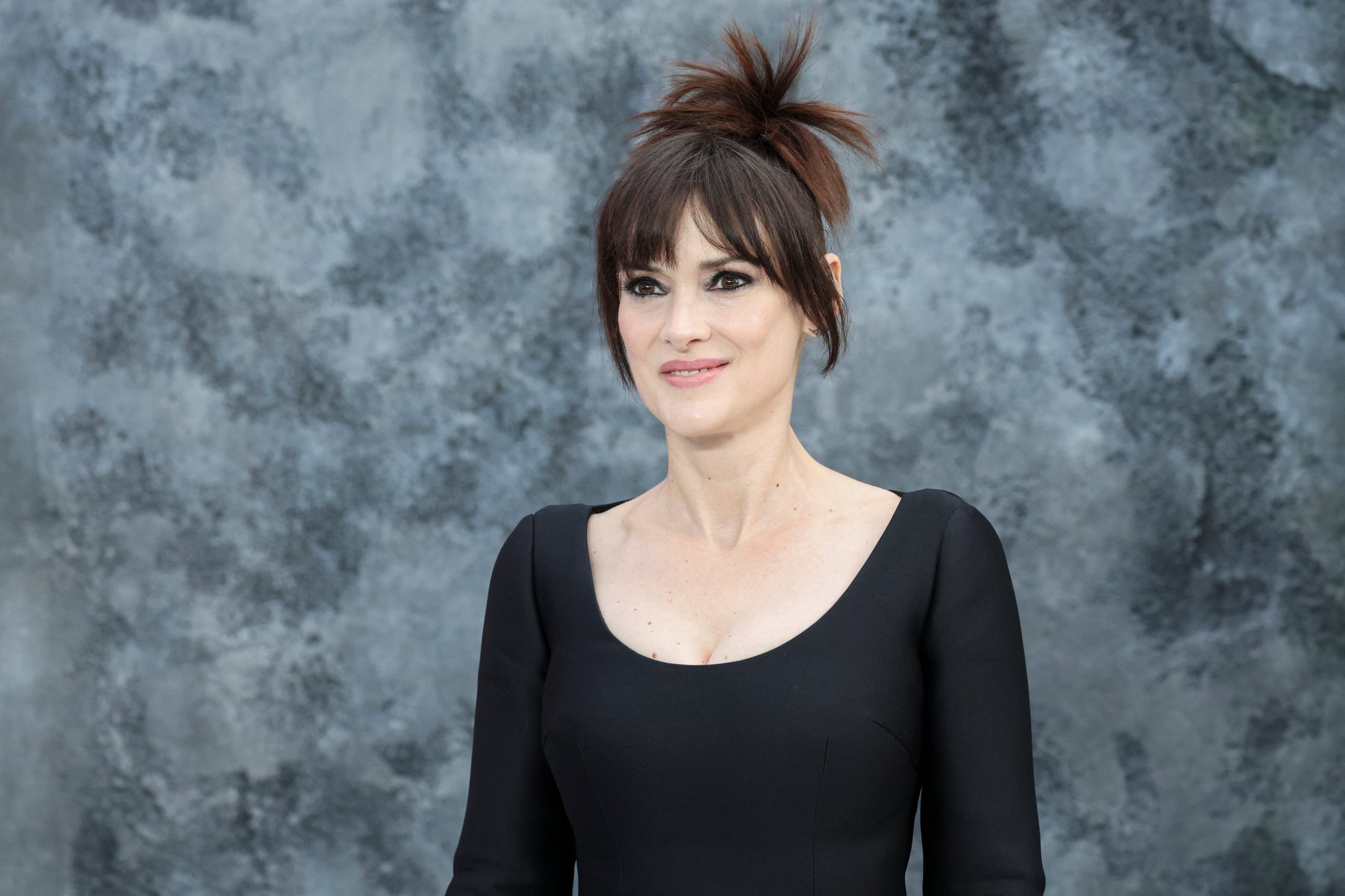 A los 54 años, Ryder afirma que el equilibrio y la sencillez guían tanto su carrera como su vida cotidiana, distanciándose de las modas y expectativas convencionales de Hollywood (REUTERS/Mina Kim)