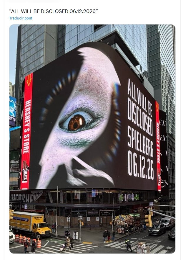 Imagen de Times Square con el cartel de la próxima película de Spielberg