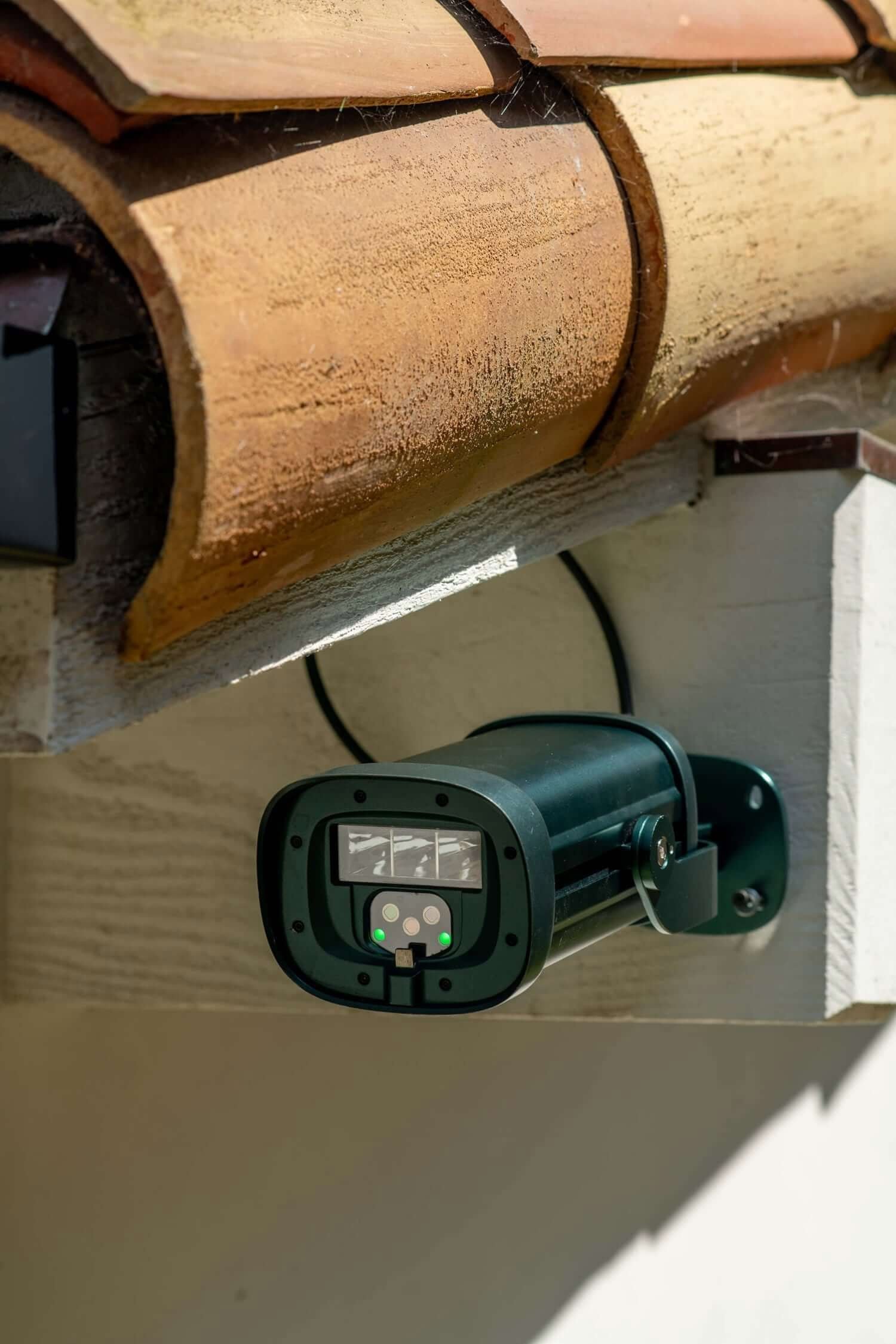 El dispositivo de Sonic Fire Tech se instala en techos y aleros, y se activa automáticamente al detectar llamas, formando un campo de fuerza de infrasonido (https://www.sonicfiretech.com/)