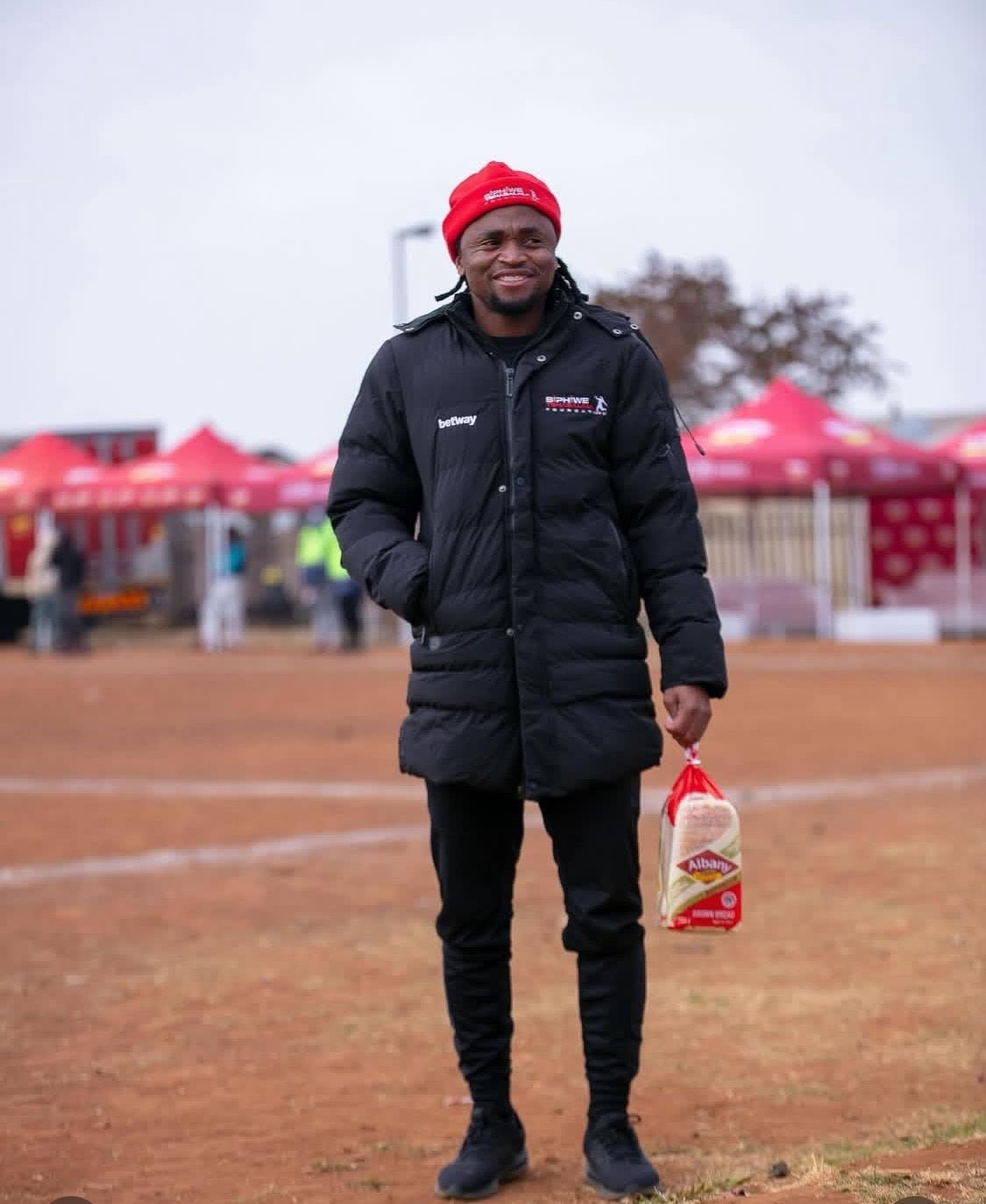 Siphiwe Tshabalala otorgando donativos como parte de las acciones de caridad que realiza su fundación. (Instagram/ siphiwetshabalalafoundation)