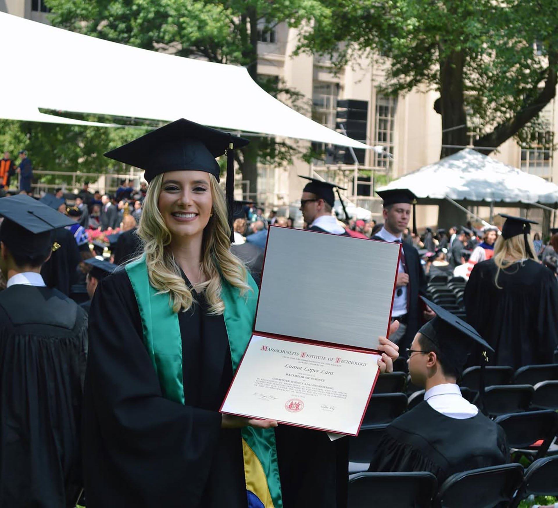 Luana Lopes Lara con su diploma de egresada del Instituto Tecnológico de Massachusetts (Instagram de Luana Lopes Lara)