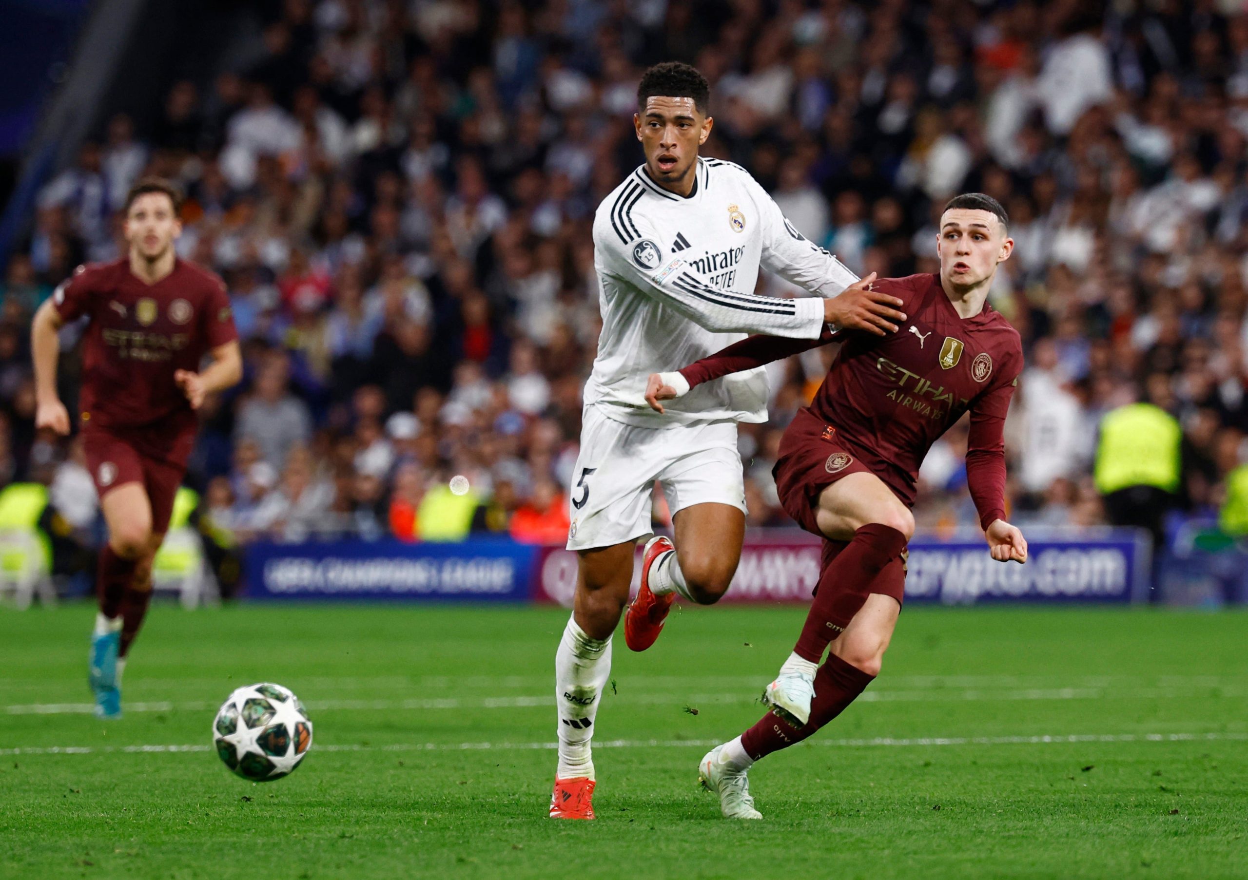 El duelo entre Jude Bellingham y Phil Foden se destaca por las cualidades técnicas en el mediocampo de los dos futbolistas ingleses - crédito Susana Vera / REUTERS