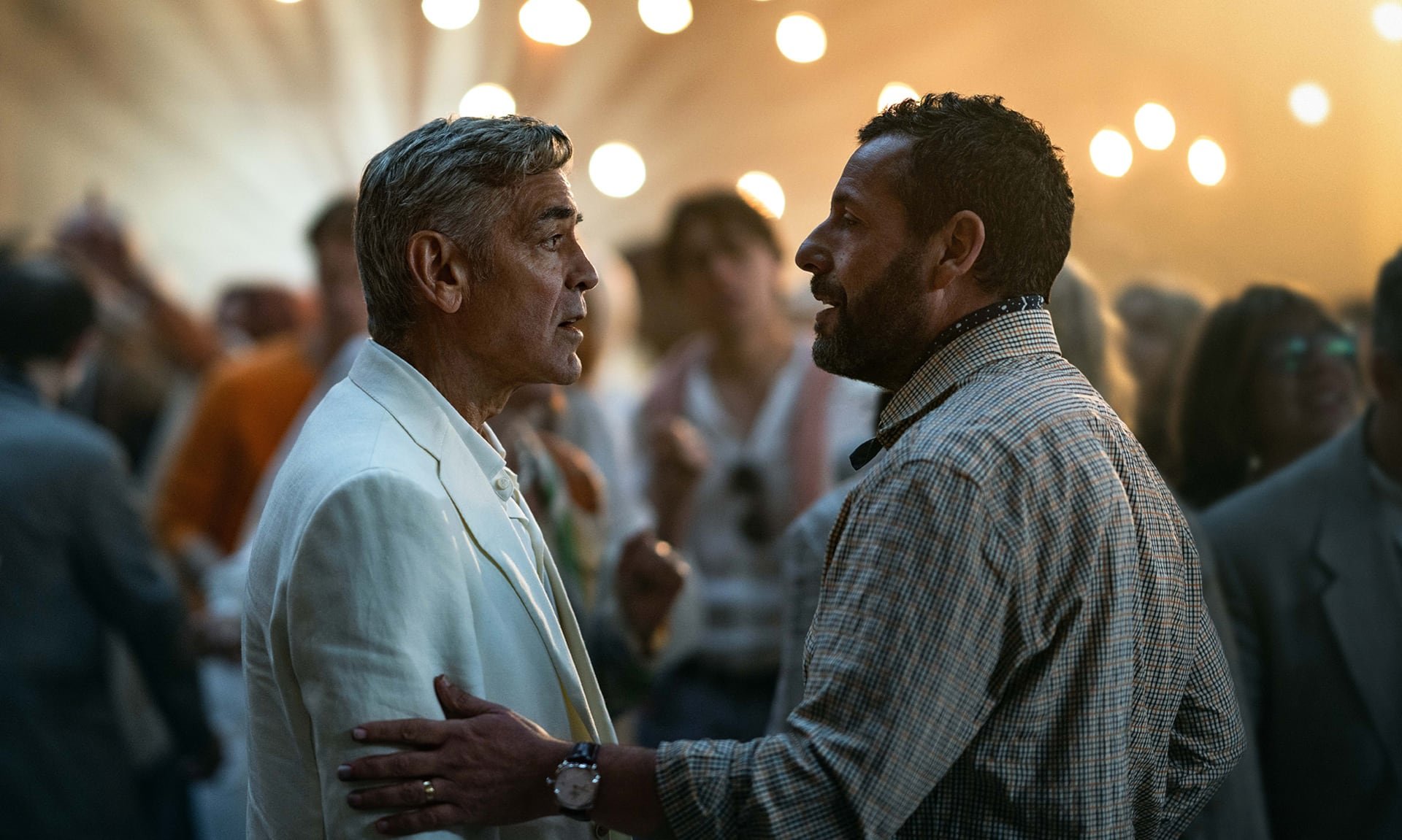George Clooney sirve de ejemplo para Sandler por su enfoque y disciplina antes de cada toma (Cr. Peter Mountain/Netflix © 2025)