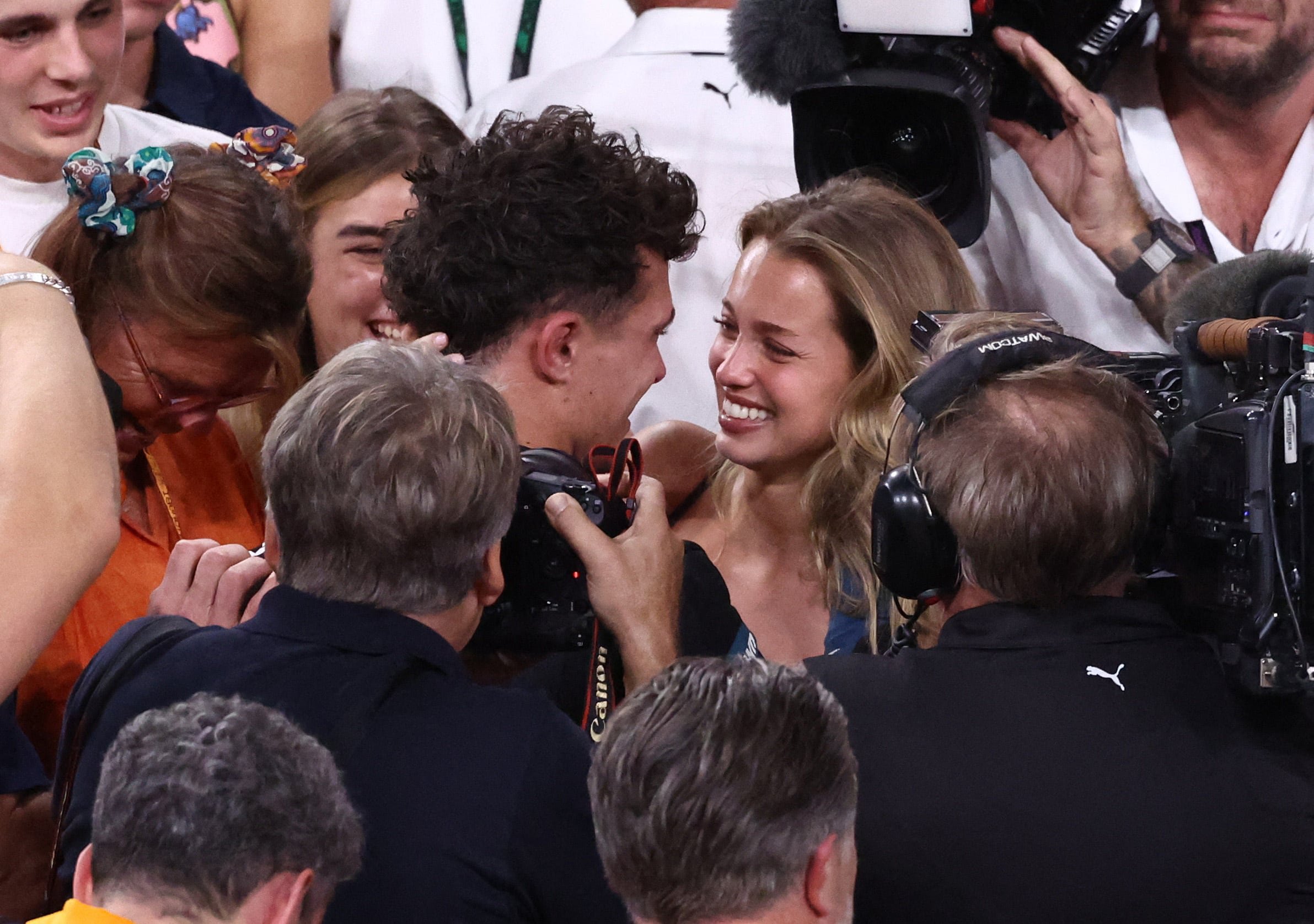 Emoción y mirada cómplice tras la consagración del británico en la F1 (REUTERS/Amr Alfiky)
