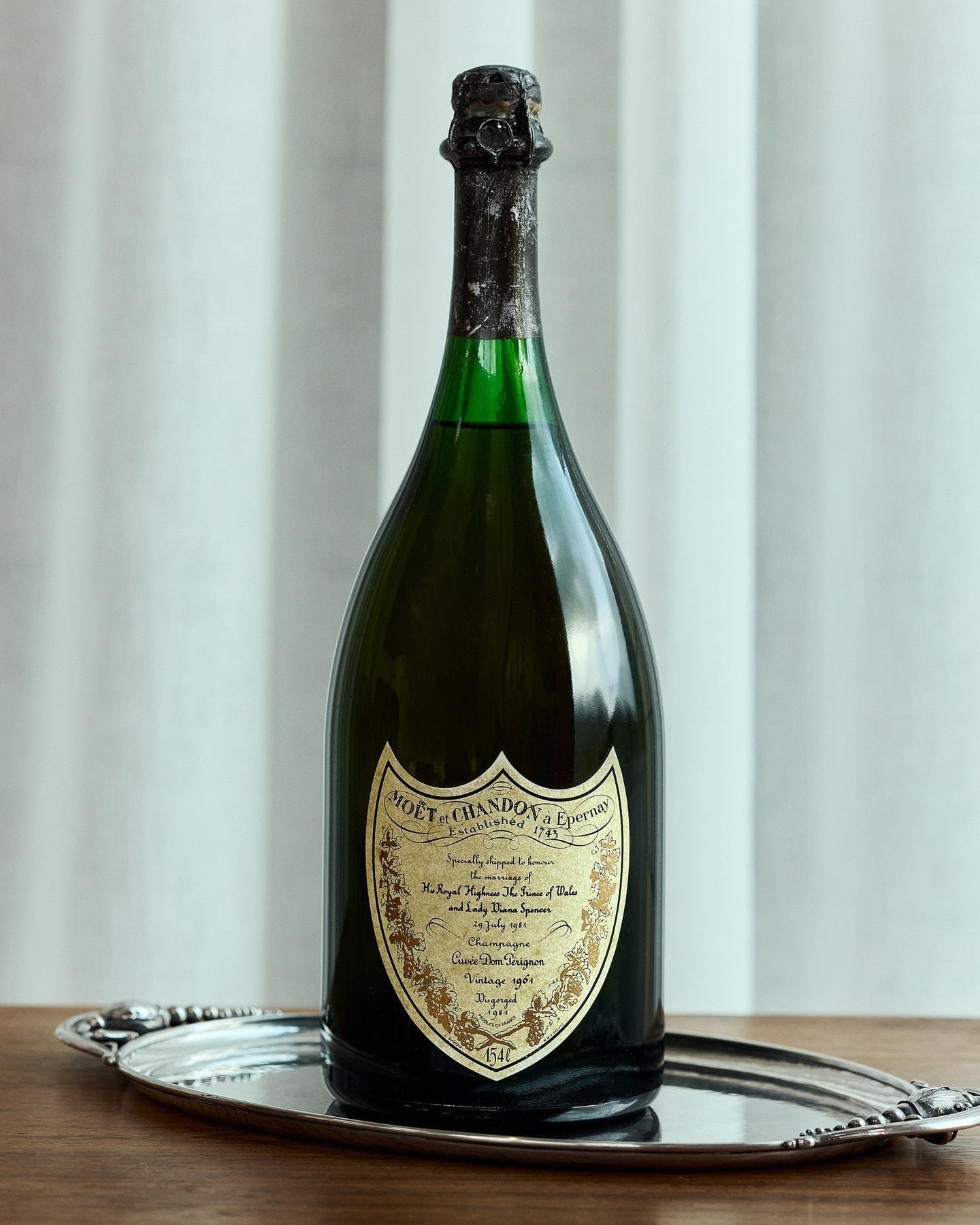 Botella Dom Pérignon Vintage 1961 de la boda de Carlos y Diana. (Instagram @bruunrasmussen)