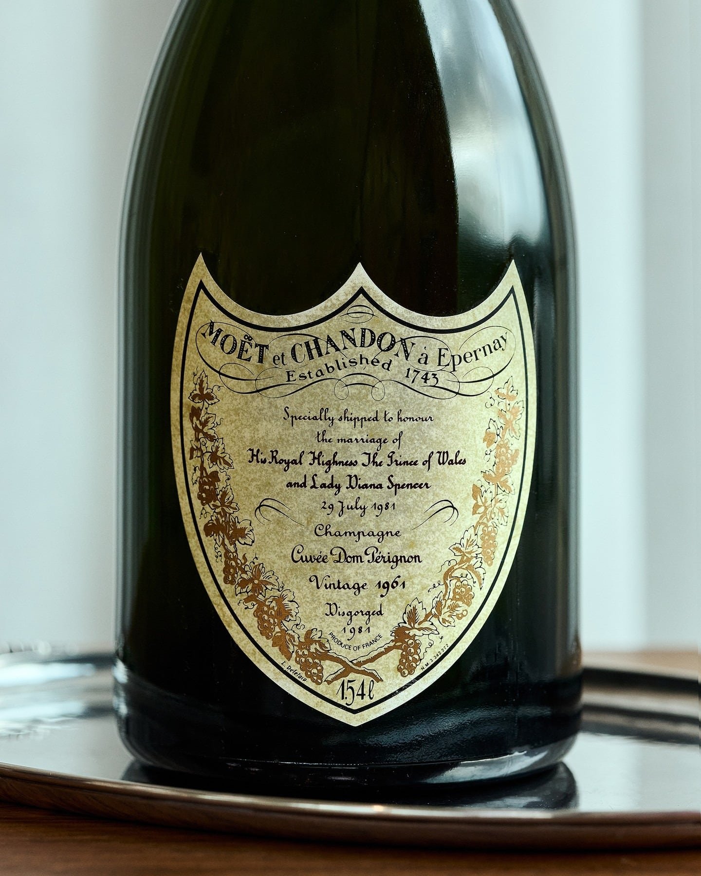 Detalle de la botella Dom Pérignon Vintage 1961 de la boda de Carlos y Diana. (Instagram @bruunrasmussen)