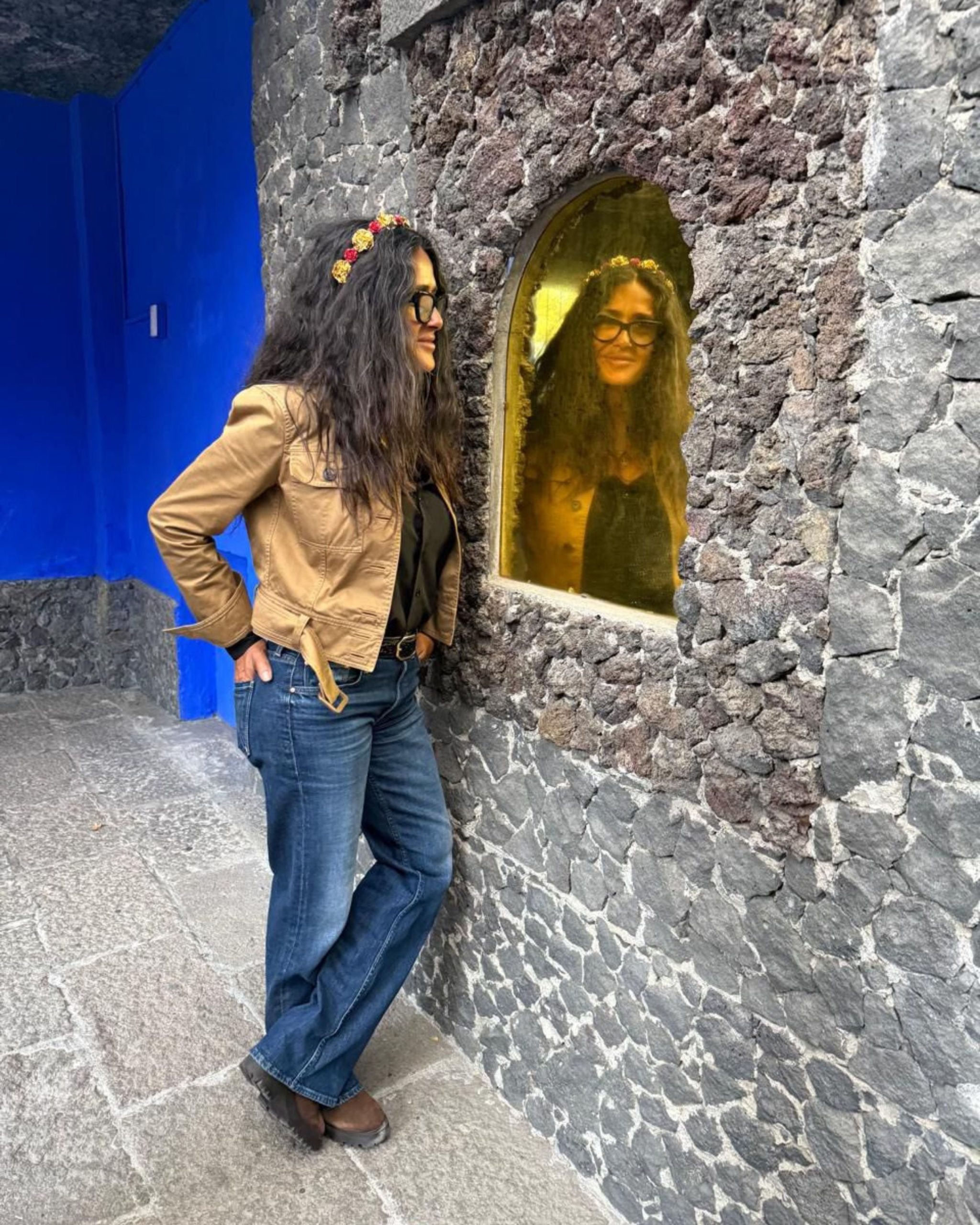 Salma Hayek explora la Casa Azul de Frida Kahlo