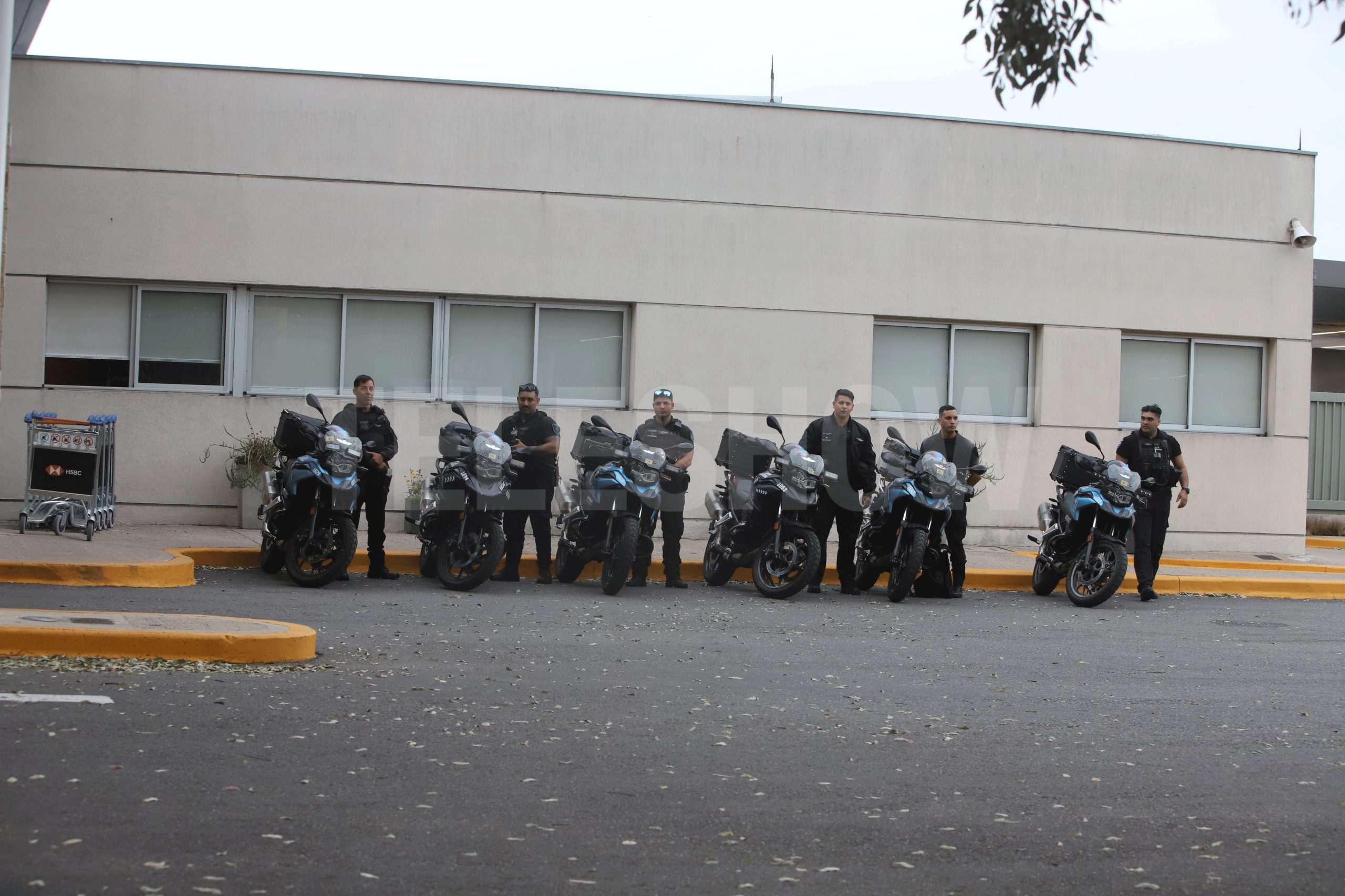 El operativo de seguridad a la espera de la cantante colombiana (RS Fotos)