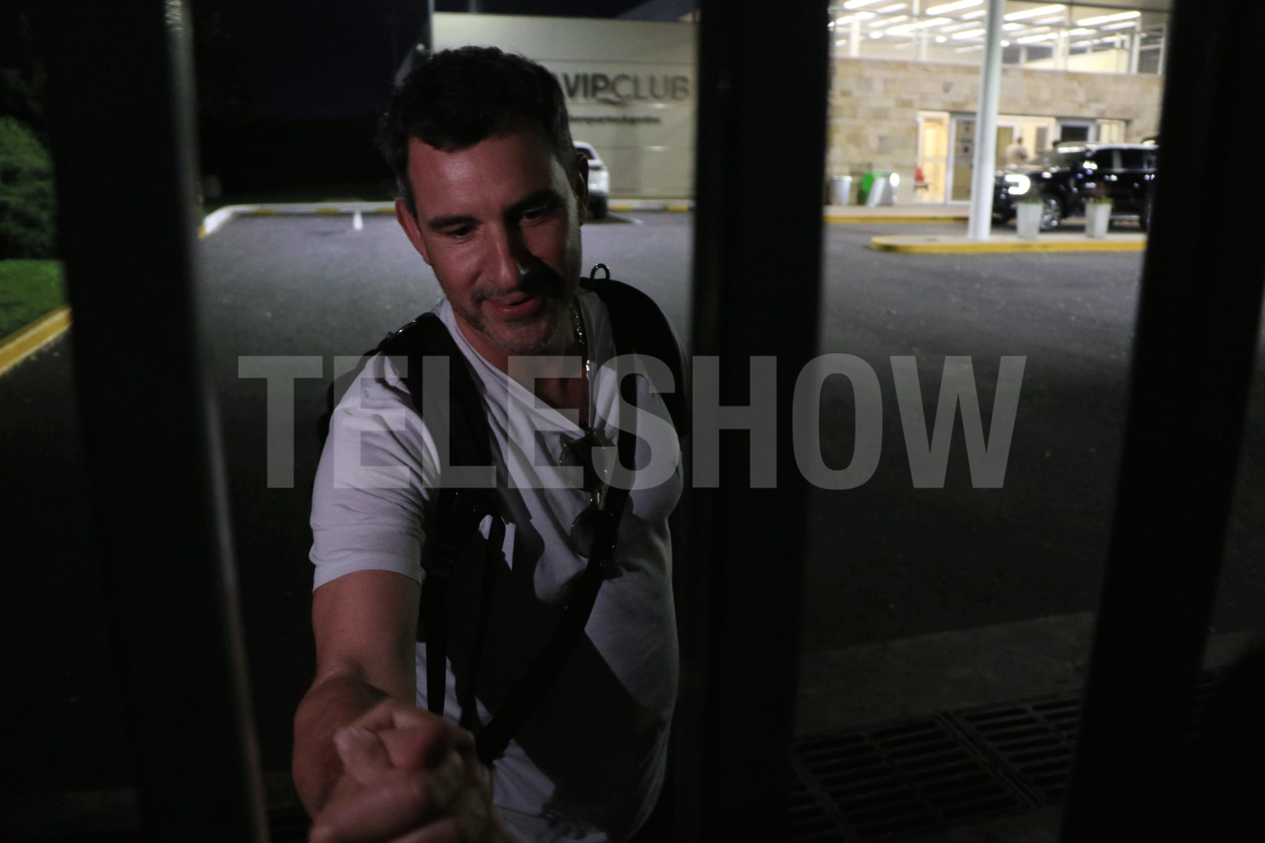 Aito de la Rúa a la llegada de la cantante al país (RS Fotos)