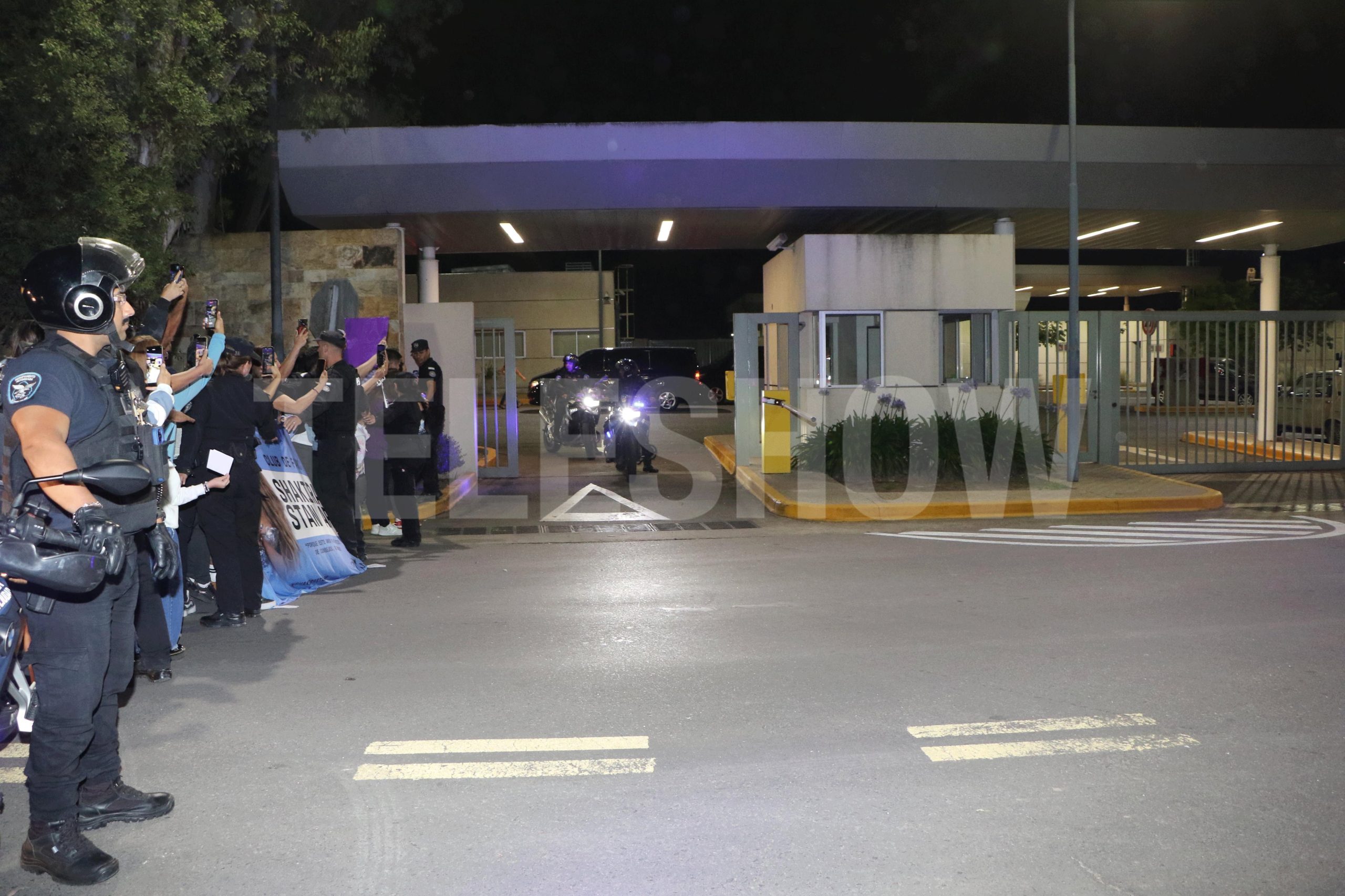 El operativo de seguridad mantuvo a los fans a un costado a la espera del paso de la cantante (RS Fotos)