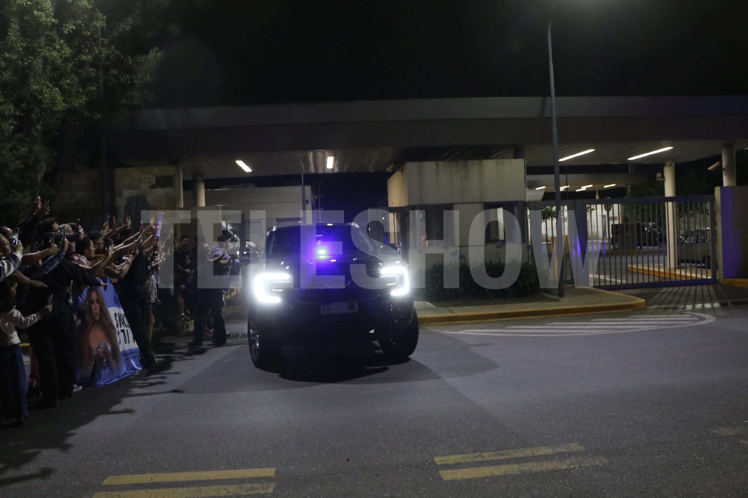 Al paso del vehículo que la trasladaba, la cantante no dudó en saludar a los fanáticos que allí la esperaban (RS Fotos)