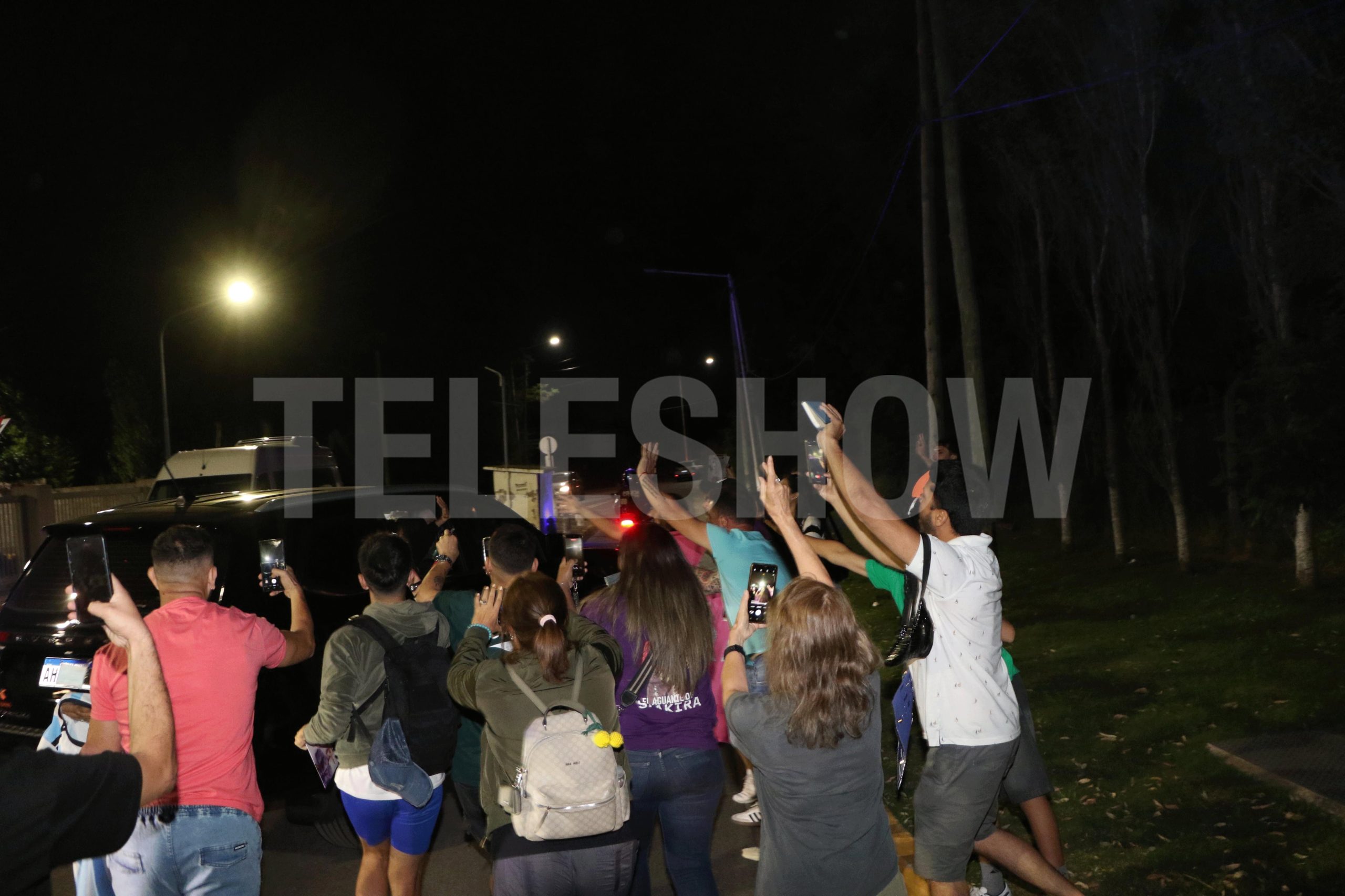 Los fanáticos, a la espera de conseguir alguna imagen de la cantante (RS Fotos)