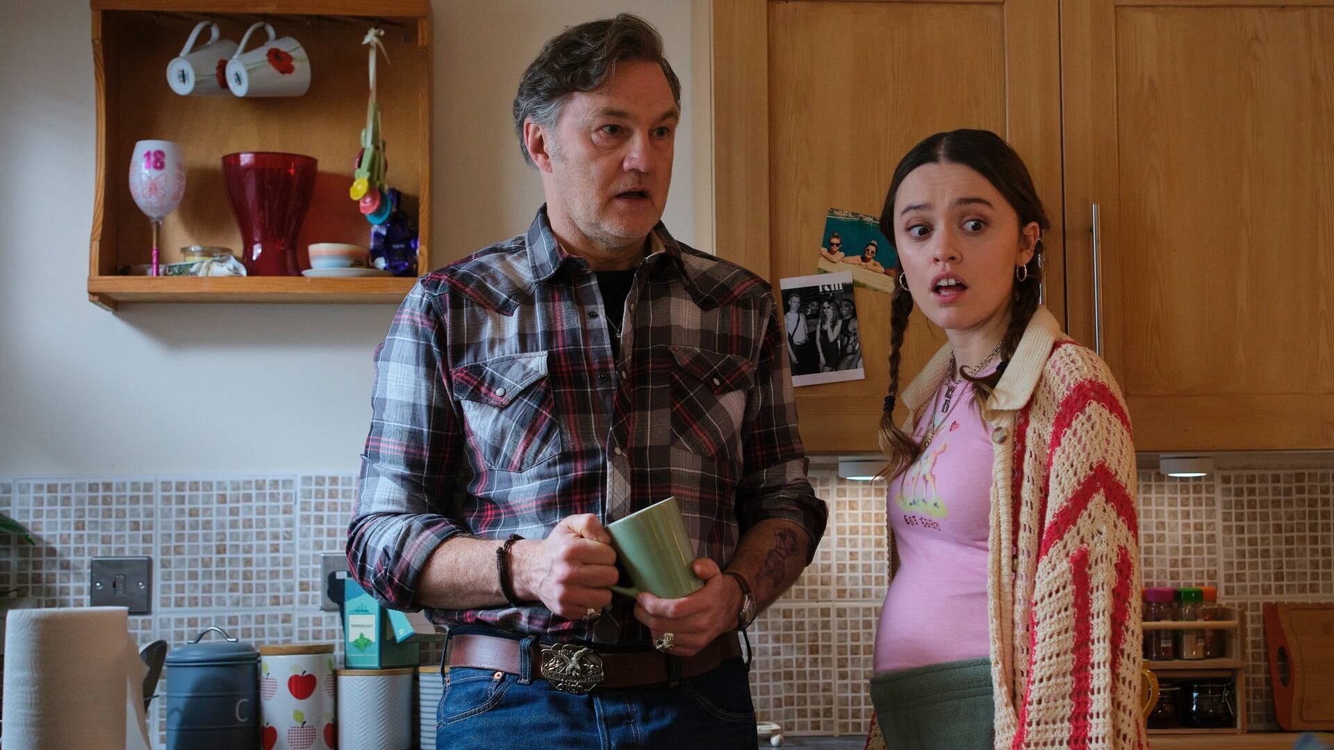David Morrissey y Aimee Lou Wood en 'Problemas con papá' (Movistar Plus+)