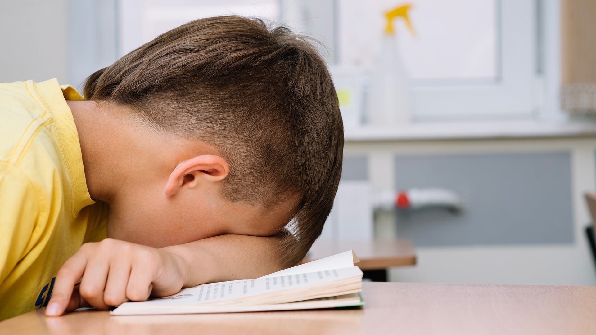 La falta de sueño puede traducirse en dificultades para concentrarse, memorizar y aprender, lo que afecta el rendimiento escolar (Freepik)