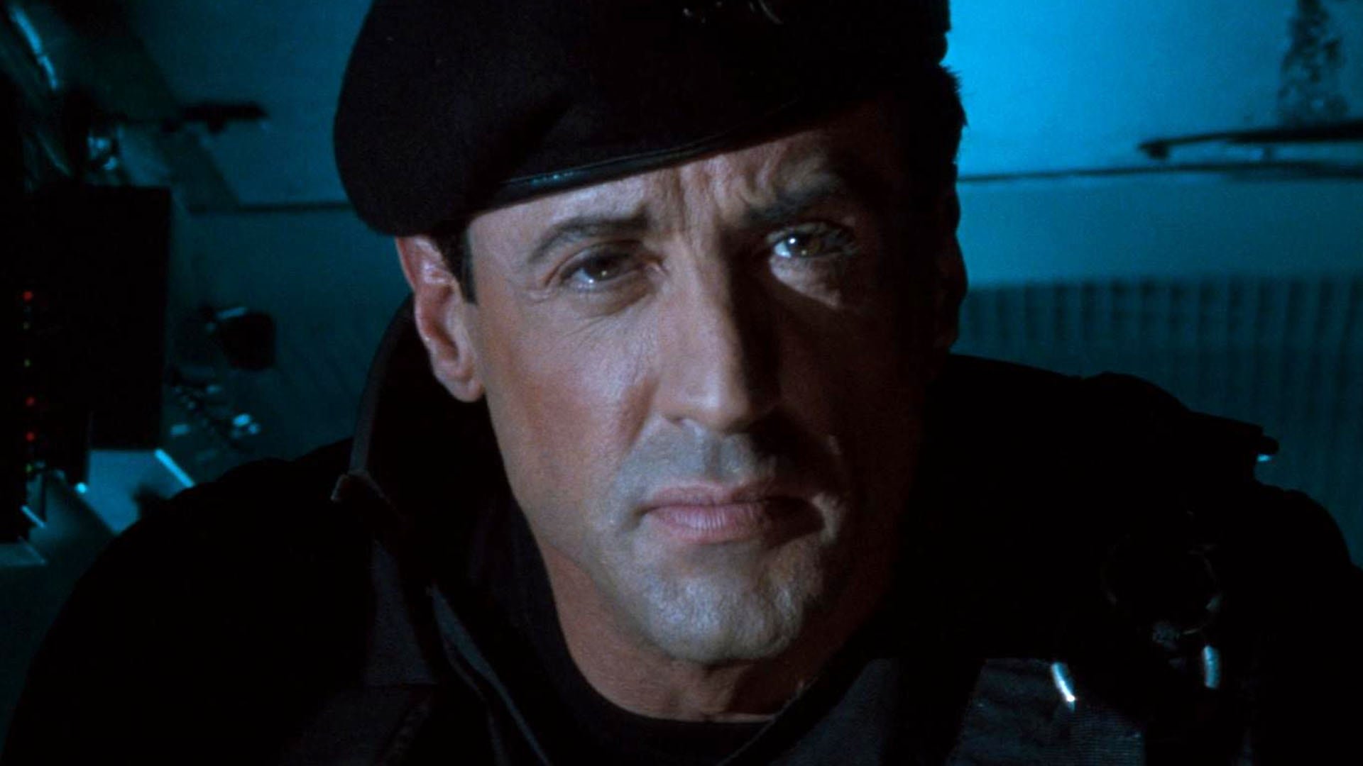 Stallone resalta la visión futurista y la relevancia contemporánea de 'Demolition Man' en la sociedad actual