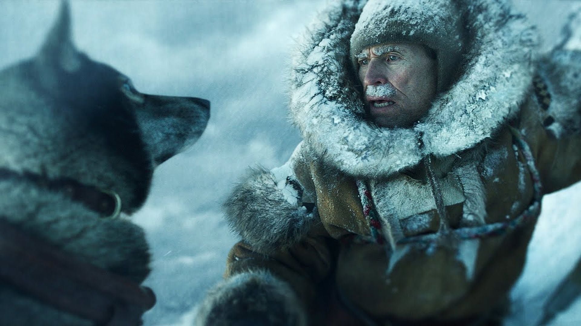 Willem Dafoe interpreta al musher Leonhard Seppala en una historia inspirada en hechos reales (Créditos: Disney)