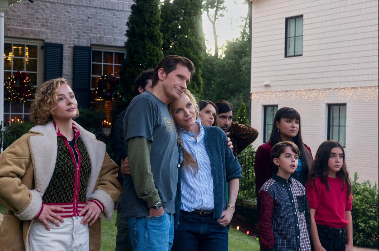 La trama de Oh. What. Fun. sigue a Claire Clauster, interpretada por Michelle Pfeiffer, en su intento por unir a su familia durante la Navidad