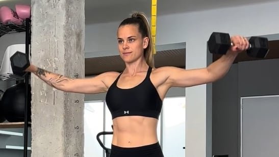 Levantar pesas por encima de la línea de los hombros en elevaciones laterales incrementa el riesgo de lesión y desvía el trabajo a los trapecios (captura de video)