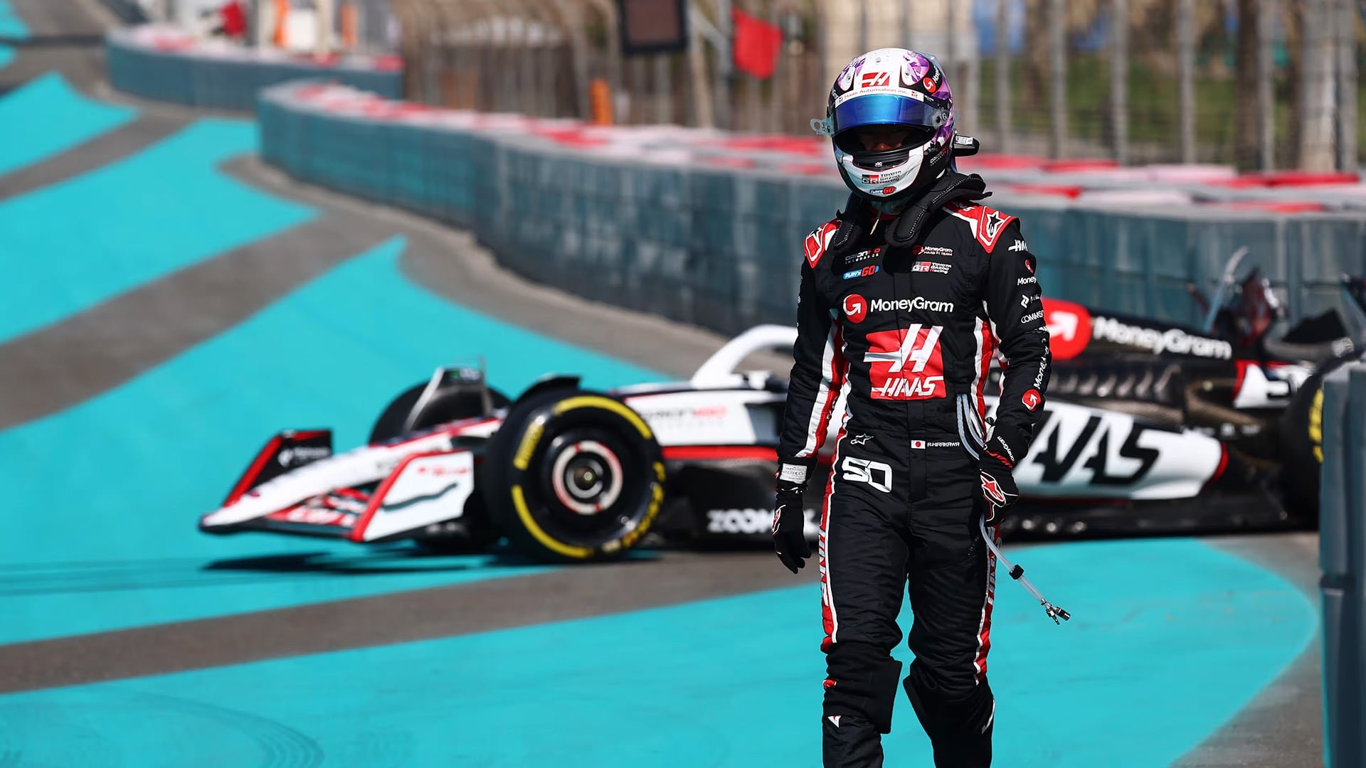 Ryo Hirakawa vuelve caminando tras su accidente (Prensa F1)