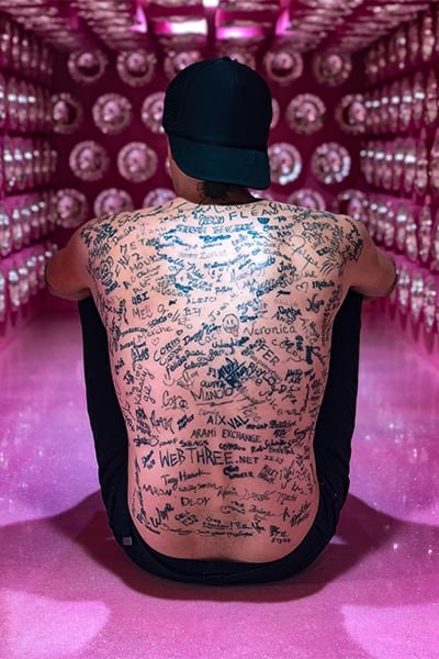 Cada firma tatuada en la espalda de Funky Matas representa una historia personal y un vínculo especial con celebridades internacionales (Créditos: Guinness World Records)