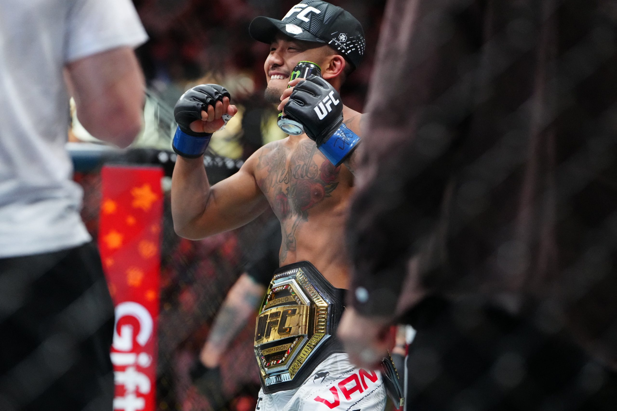 Van se quedó con el cinturón de peso mosca (Reuters)