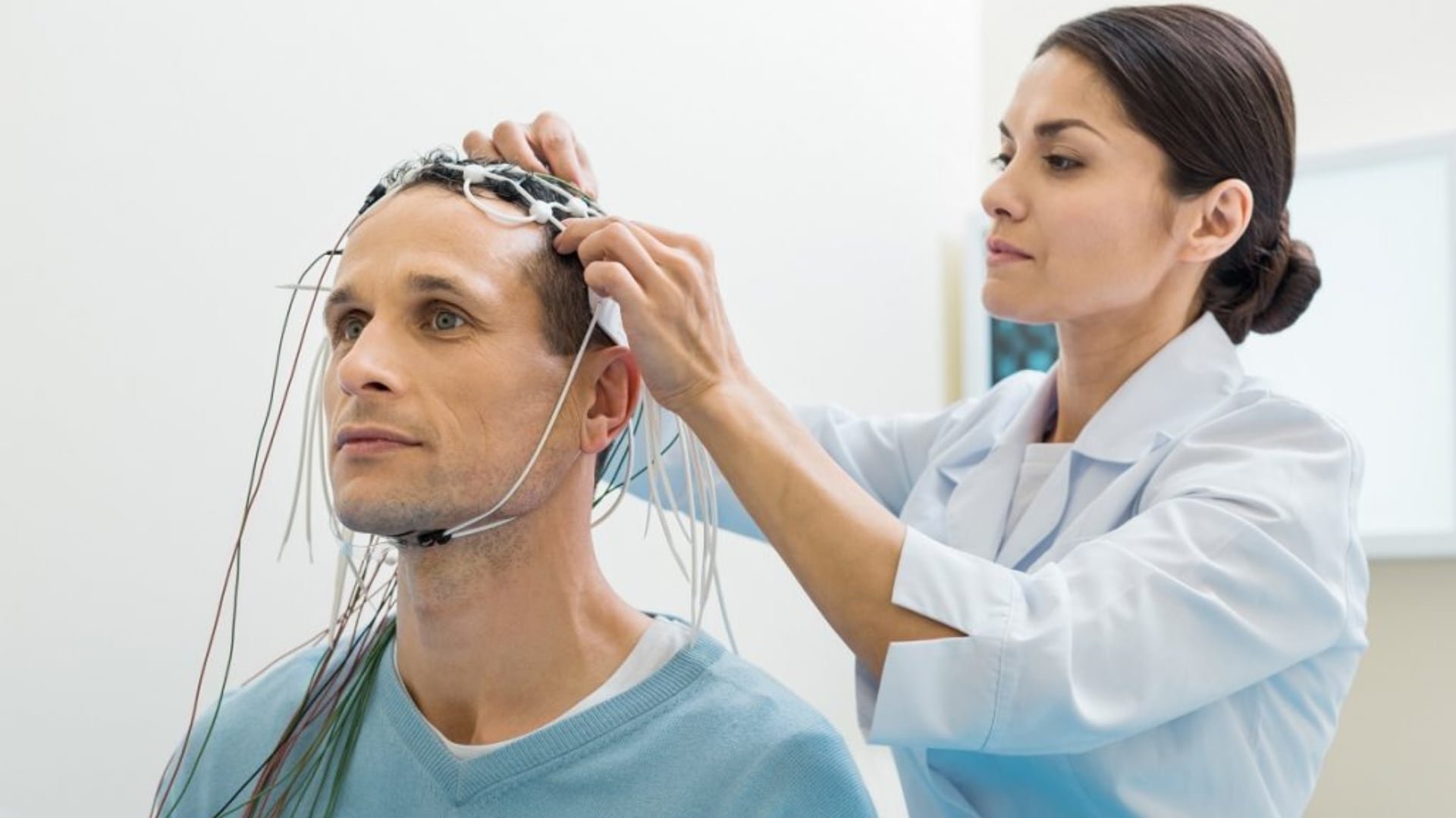 El estudio identificó que las alteraciones en las ondas delta, especialmente en regiones frontales y centrales, ayudan a diferenciar el Alzheimer de la demencia frontotemporal  (NeuroLab KCH FM)