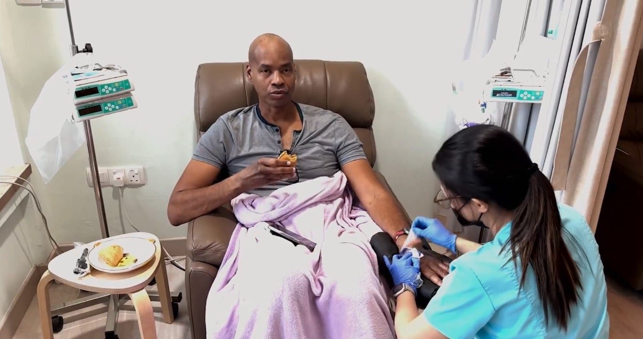 Jason Collins viajó a Singapur para realizarse una terapia experimental contra el cáncer (Captura de video)
