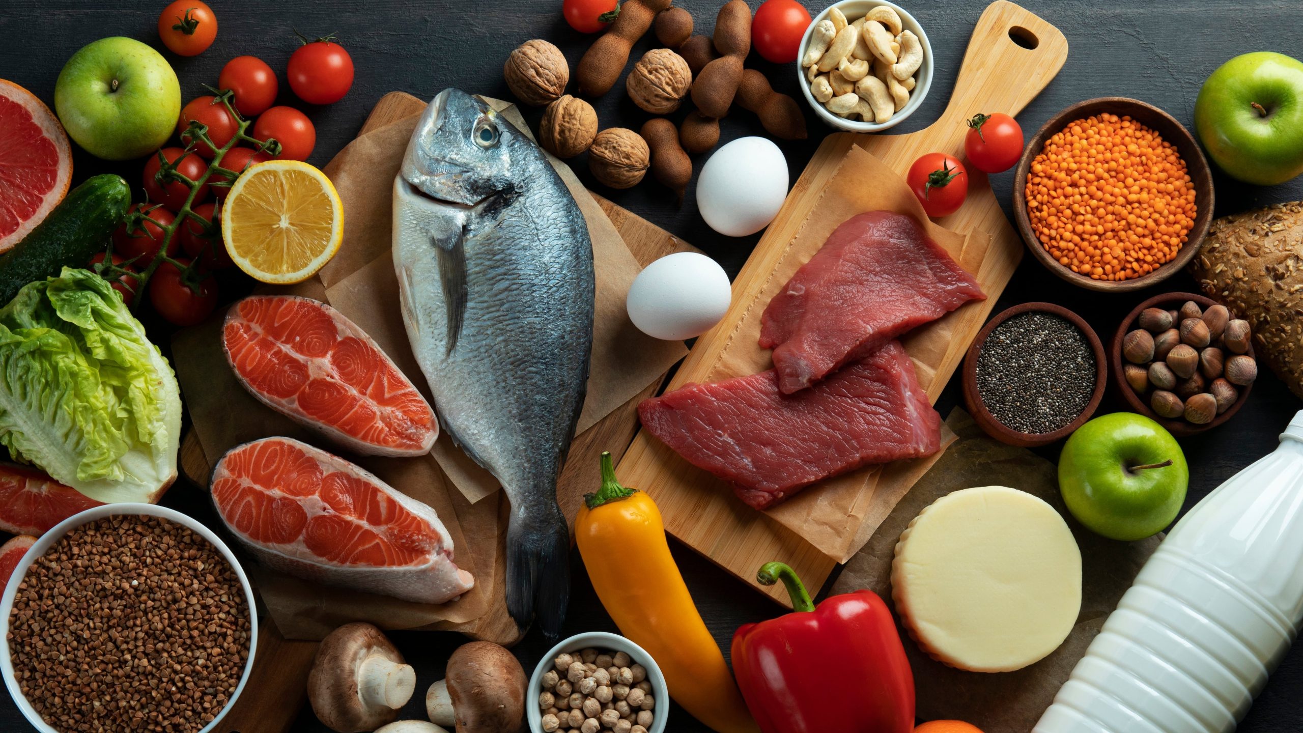 El consumo de alimentos ricos en vitamina D, como pescados grasos, yemas de huevo y productos fortificados, ayuda a prevenir la deficiencia (freepik)