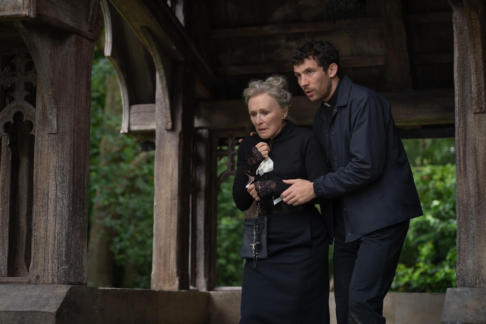 El elenco de 'Wake Up Dead Man' incluye a Glenn Close, Mila Kunis y Andrew Scott, destacando la actuación de Close como posible candidata al Oscar. (Crédito: Courtesy of Netflix © 2025)