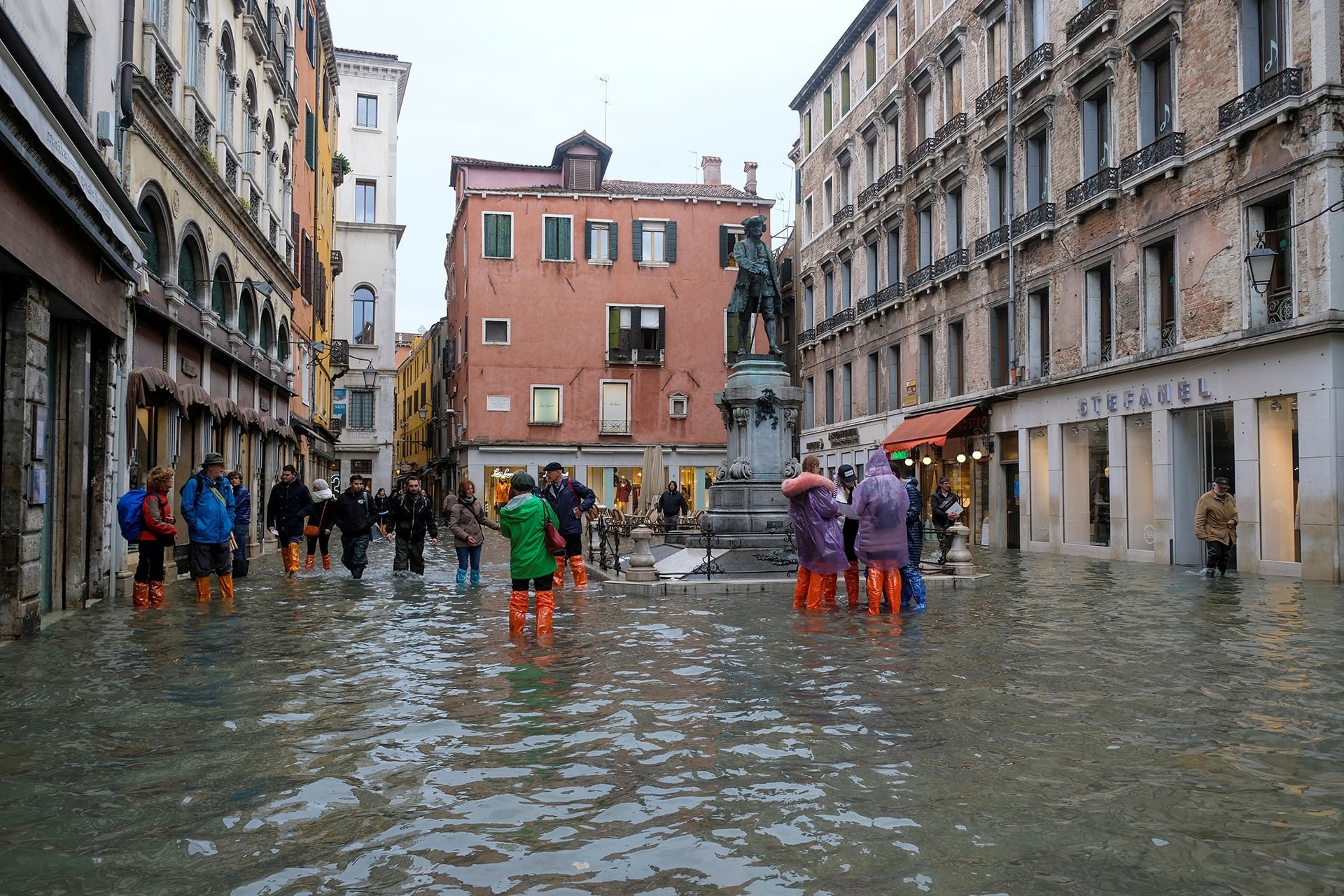 Venecia sufre un riesgo creciente de quedar sumergida por la combinación de subsidencia natural, aumento del nivel del mar Adriático y fenómenos como la “Acqua Alta”, a pesar de sus sistemas de defensa como el MOSE (Reuters)