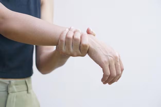 La pérdida de fuerza en una mano o pierna puede anticipar enfermedades neurológicas como accidentes cerebrovasculares o esclerosis múltiple y requiere evaluación médica inmediata (Freepik)