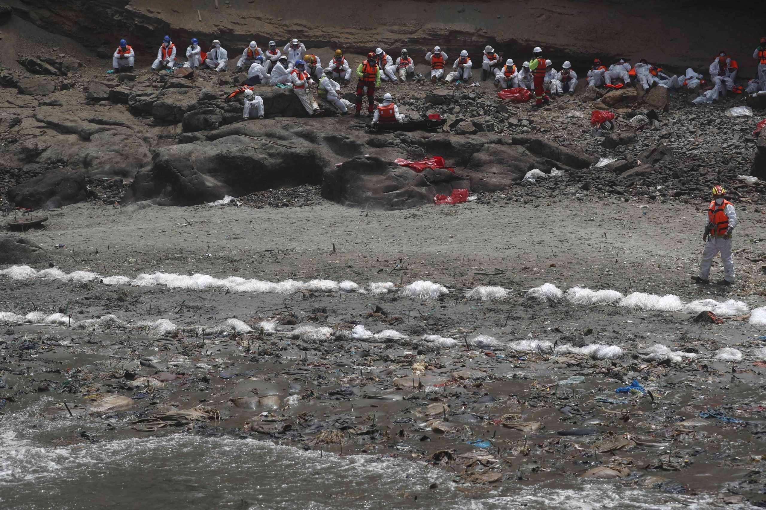 Personal de limpieza en la playa Cavero en el distrito de Ventanilla en Lima (Perú), en una fotografía de archivo. EFE/Paolo Aguilar
