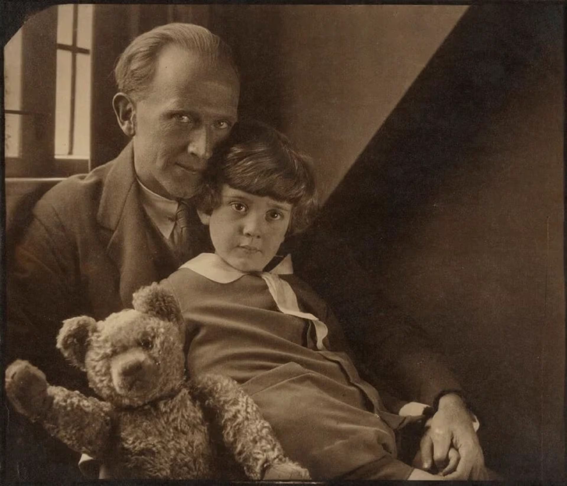 A. A. Milne junto a su hijo, Christopher Robin, y el peluche Winnie Pooh (Crédito: Wikipedia)