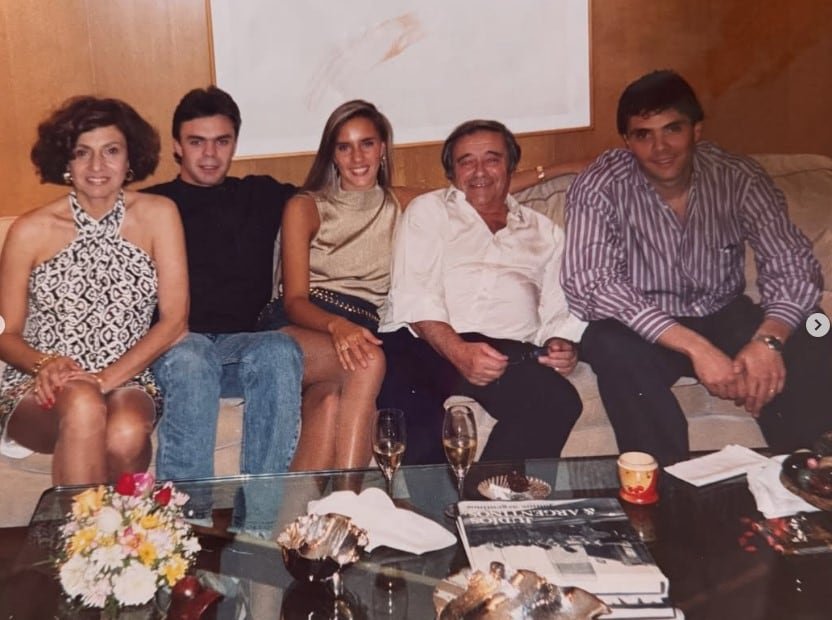 Tato Bores, su esposa Berta y sus tres hijos, Sebastián, Alejandro y Marina Borensztein en el living de su casa en Buenos Aires (Instagram)