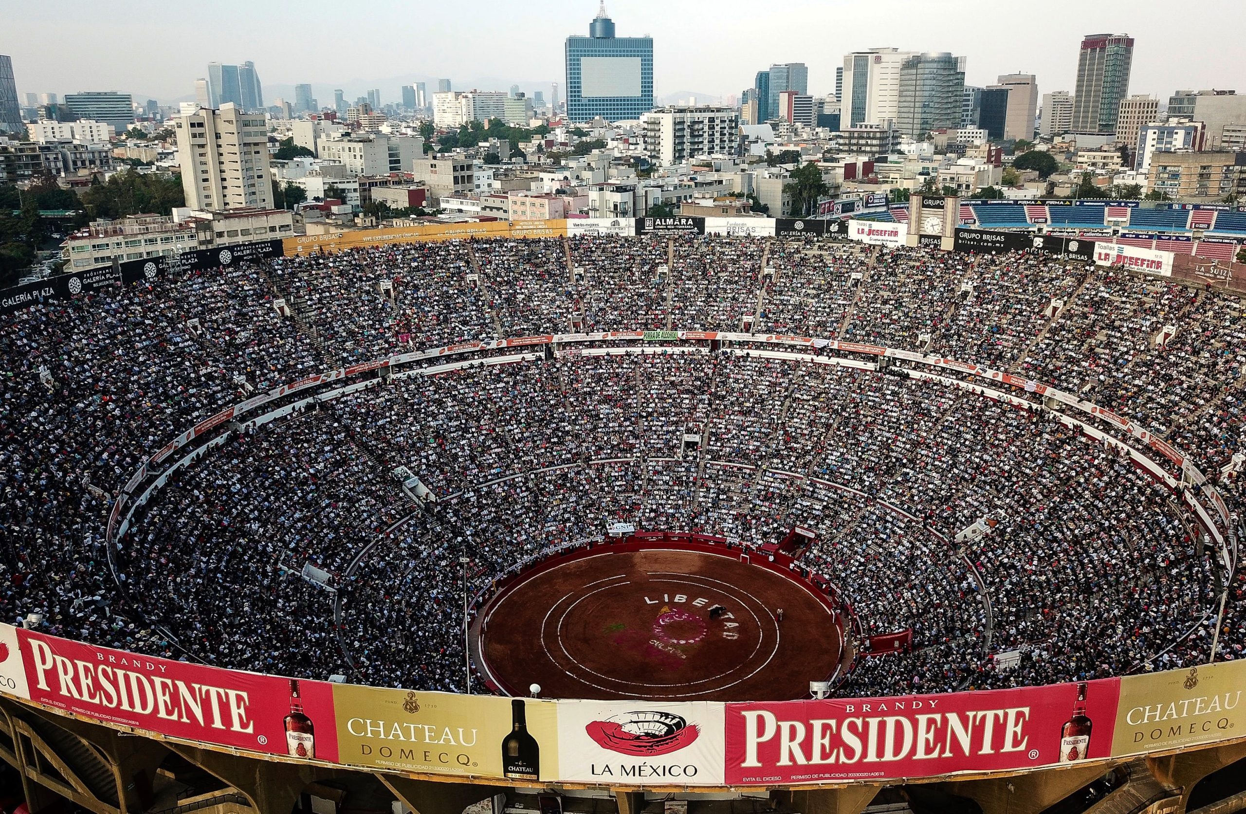 Fotografía aérea de archivo de la Plaza de Toros México, durante una corrida en Ciudad de México (México). EFE/Isaac Esquivel
