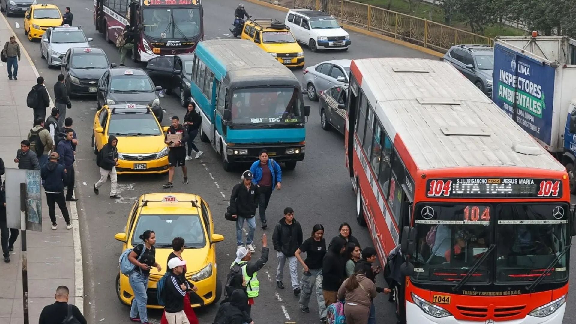 Alrededor de 320 empresas de transporte participan en el paro de Lima y Callao, impactando rutas esenciales como la Panamericana y acceso a distritos populosos. (Andina)