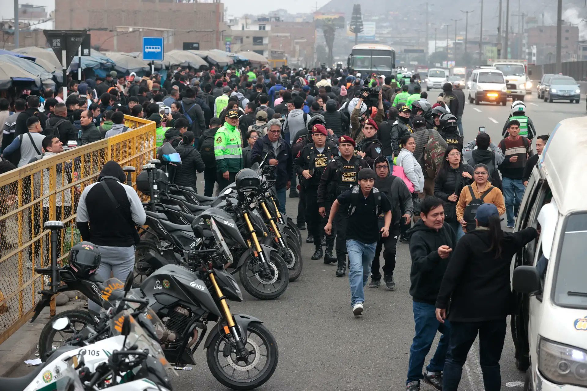 La protesta surge tras reportes de diez ataques recientes contra vehículos y empresas, exigiendo reforzamiento de la seguridad policial y prevención del delito. (Andina)