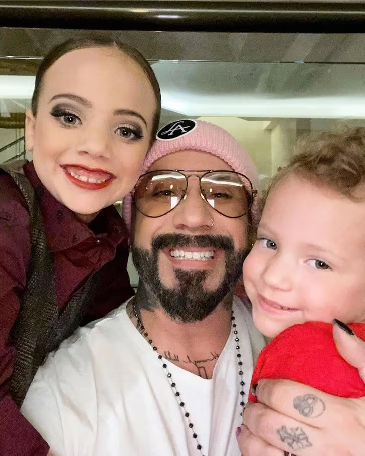 La paternidad y la relación con sus hijas impulsaron a Alexander James McLean a mantenerse sobrio durante más de cuatro años (Instagram/@aj_mclean)